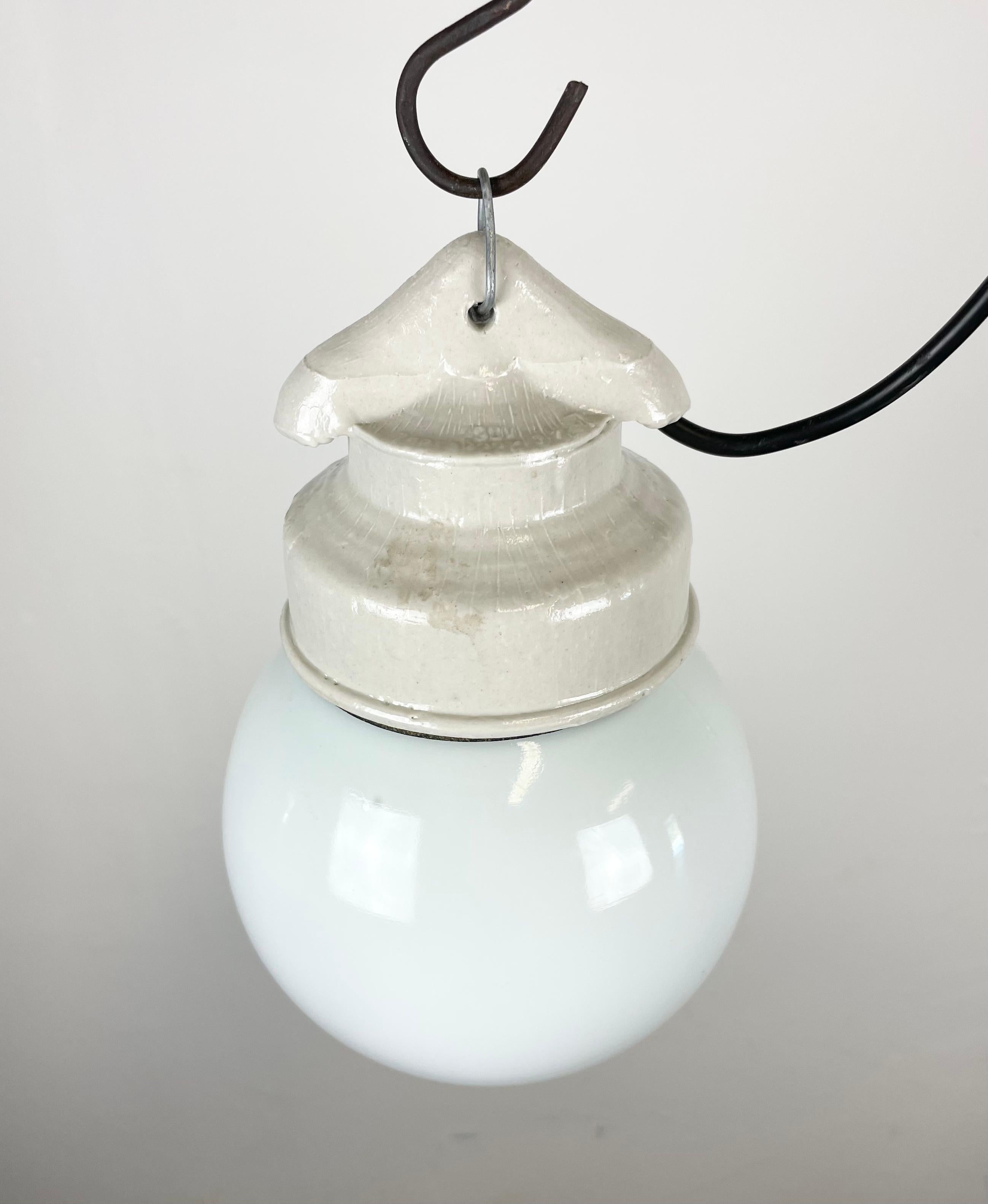 Fin du 20e siècle Lampe à suspension industrielle en porcelaine blanche avec verre dépoli, années 1970 en vente