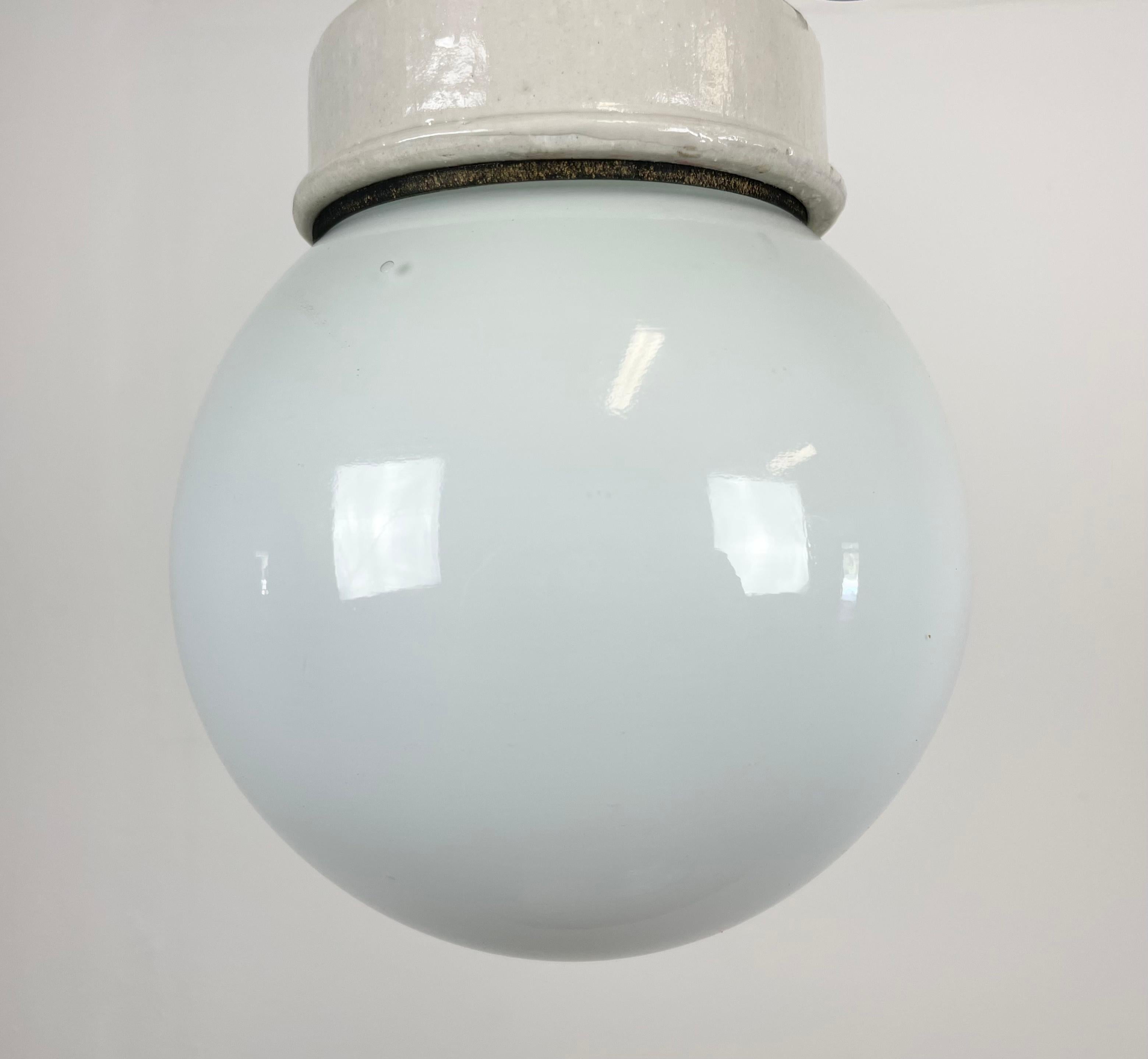 Porcelaine Lampe à suspension industrielle en porcelaine blanche avec verre dépoli, années 1970 en vente