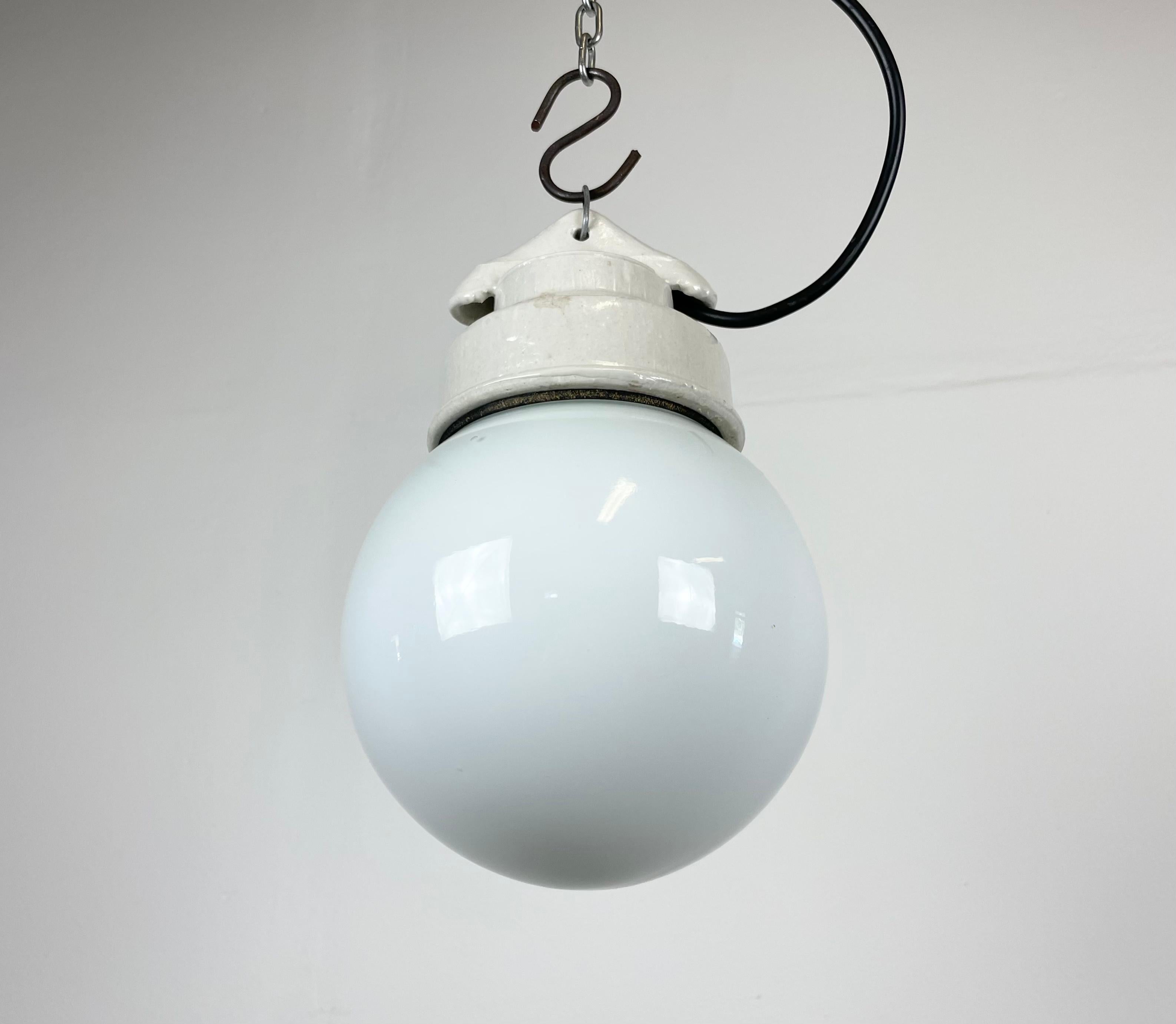 Lampe à suspension industrielle en porcelaine blanche avec verre dépoli, années 1970 en vente 1