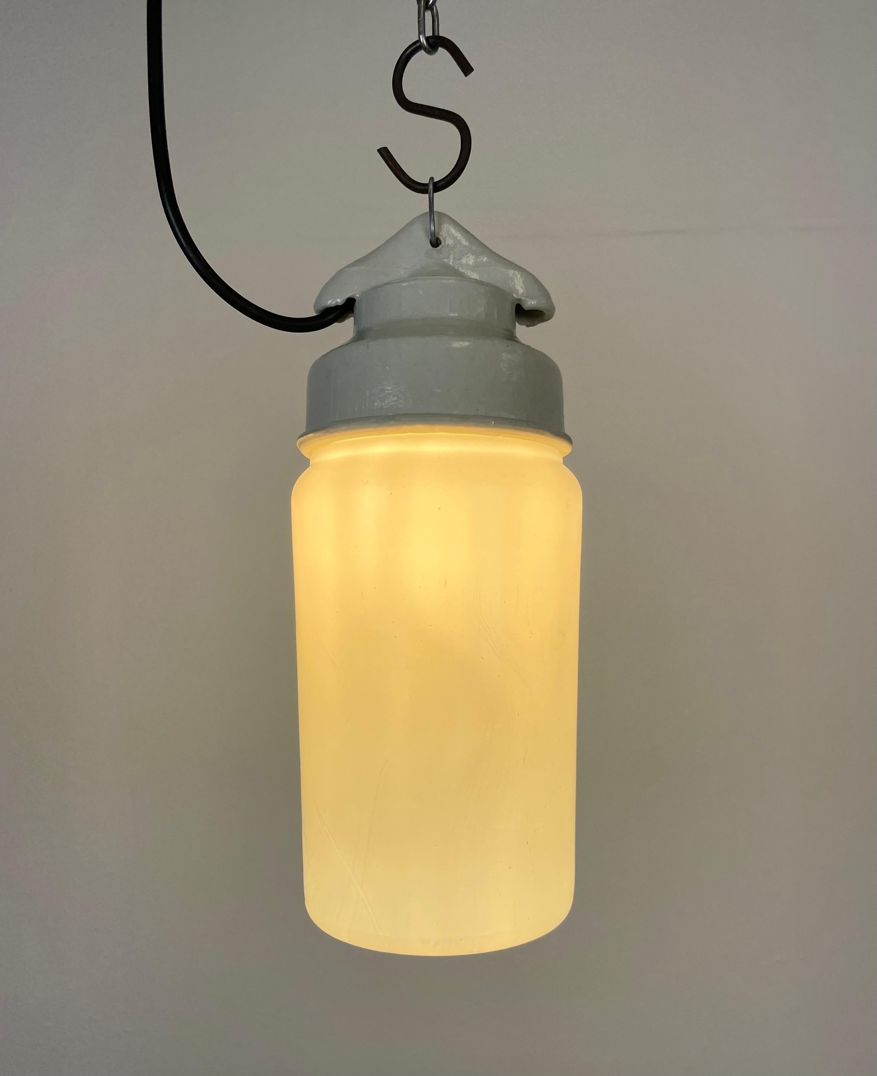 Lampe à suspension industrielle en porcelaine blanche avec verre dépoli, années 1970 en vente 2