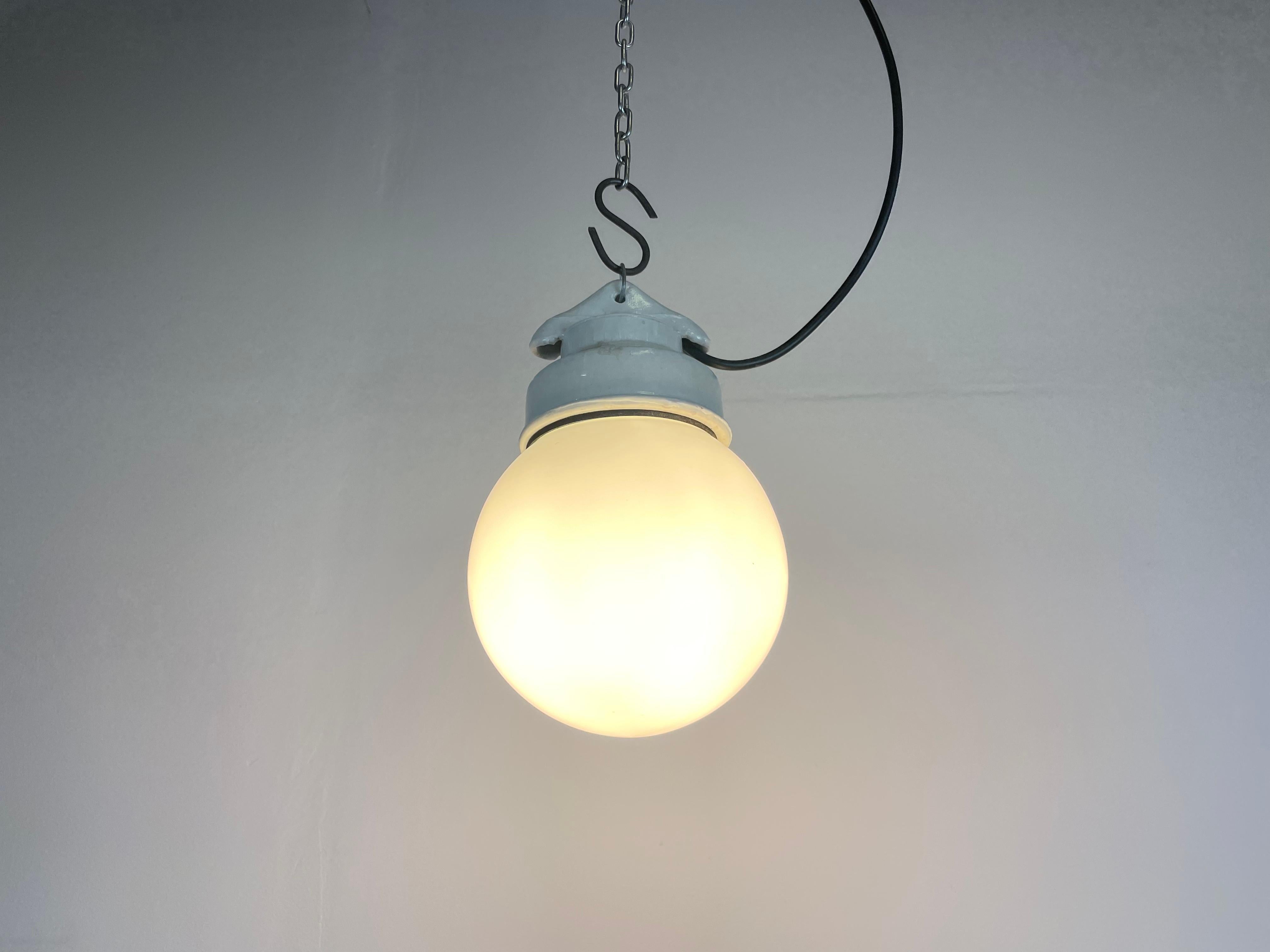 Lampe à suspension industrielle en porcelaine blanche avec verre dépoli, années 1970 en vente 2