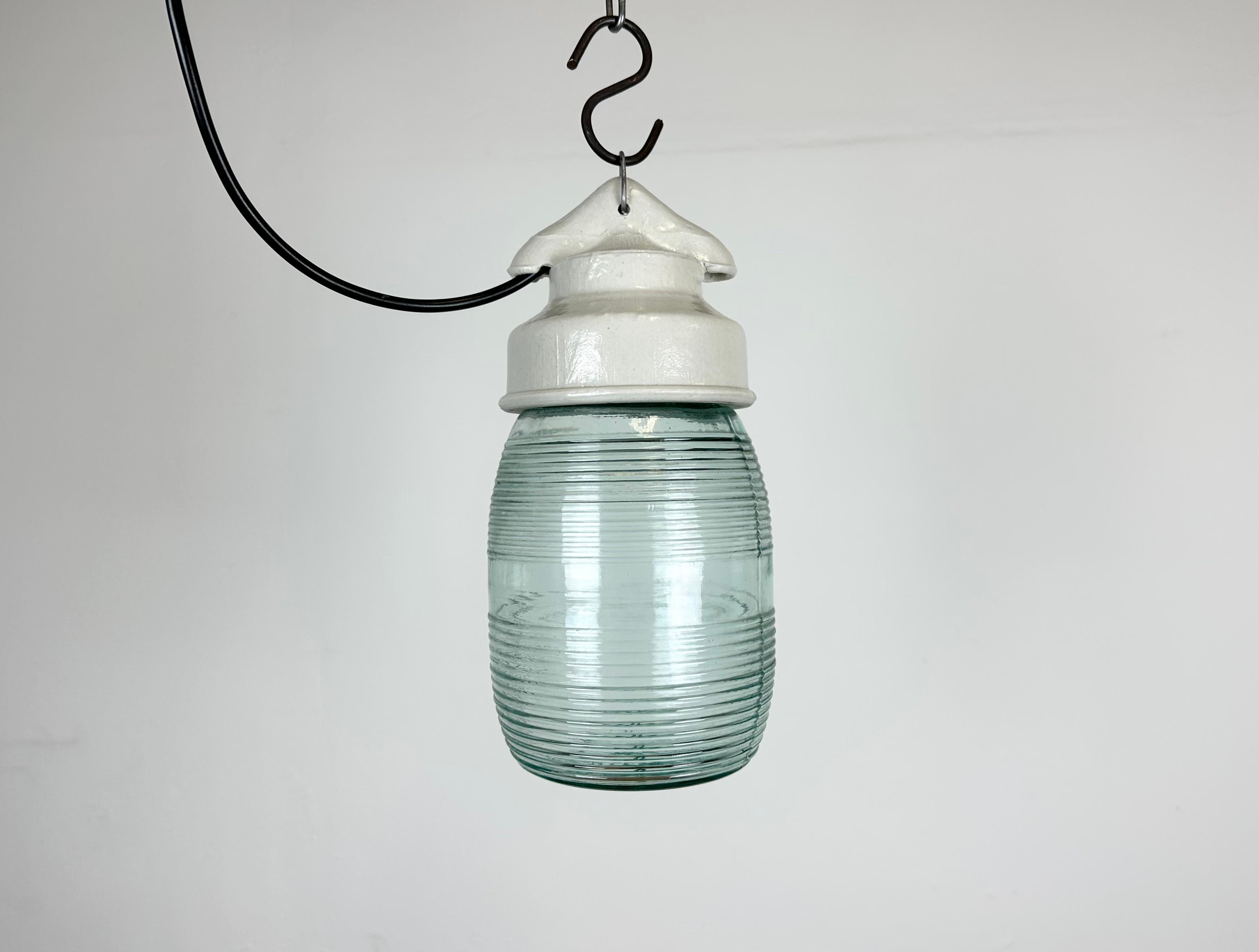 Luminaire industriel vintage fabriqué en ex-Union soviétique dans les années 1970, avec un plateau en porcelaine blanche et un couvercle en verre strié vert clair. La douille nécessite des ampoules E27/ E26. Un nouveau fil. Le poids de la lampe est