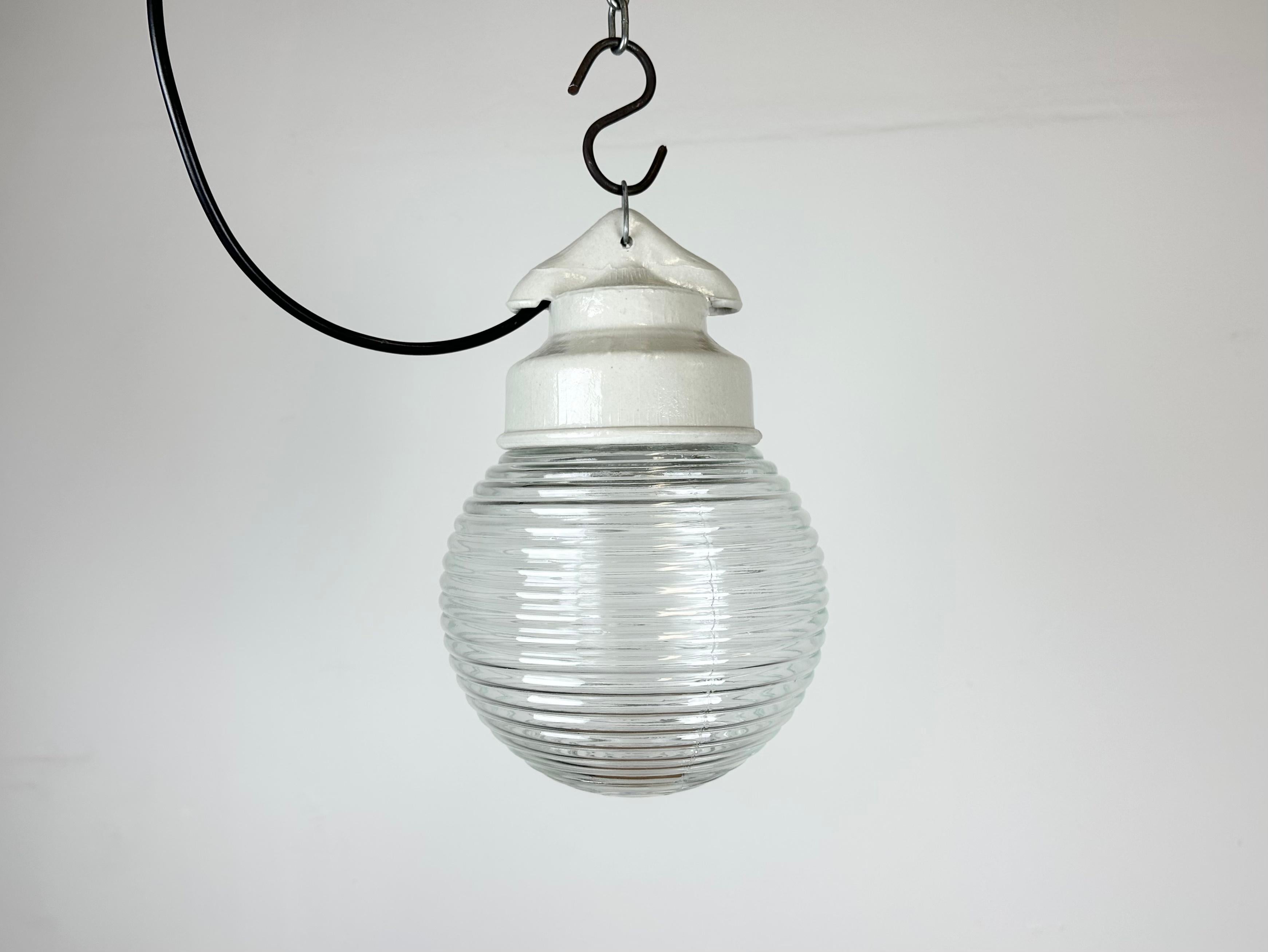 Luminaire industriel vintage fabriqué en ex-Union soviétique dans les années 1970, avec un plateau en porcelaine blanche et un couvercle en verre strié vert clair. La douille nécessite des ampoules E27/ E26. Un nouveau fil. Le poids de la lampe est