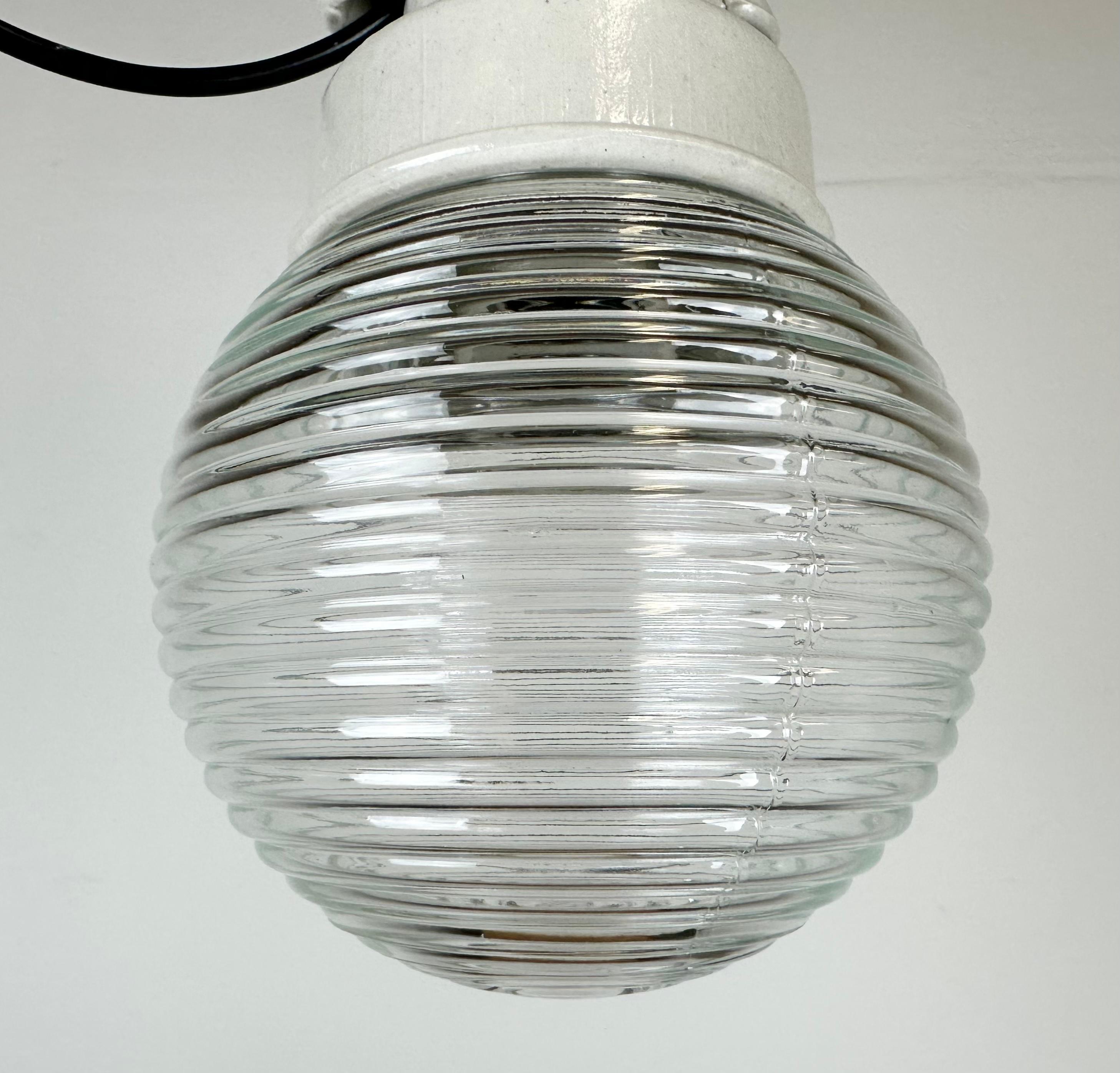 Lampe à suspension industrielle en porcelaine blanche avec verre côtelé, années 1970 Bon état - En vente à Kojetice, CZ