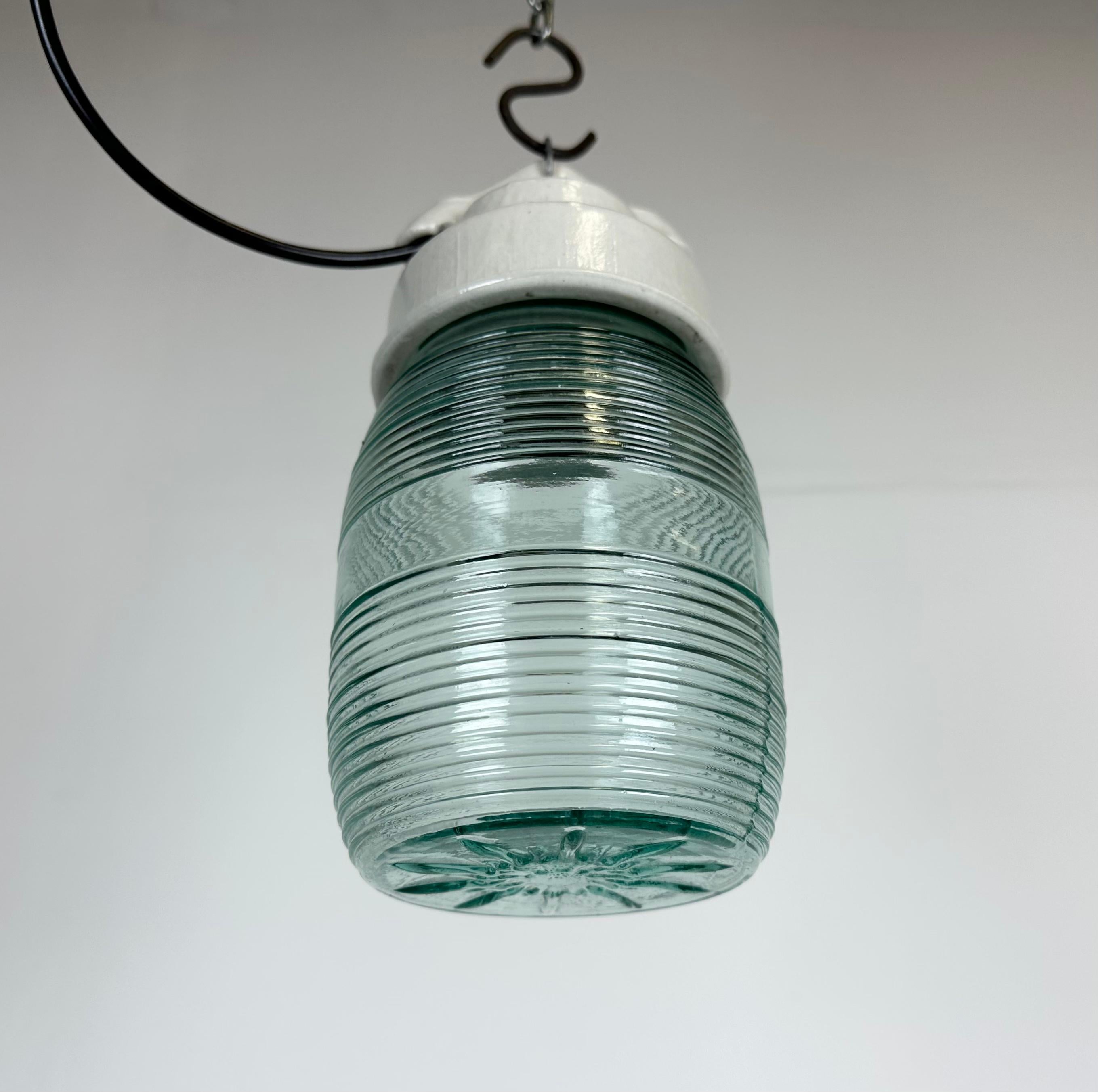 Porcelaine Lampe à suspension industrielle en porcelaine blanche avec verre côtelé, années 1970 en vente