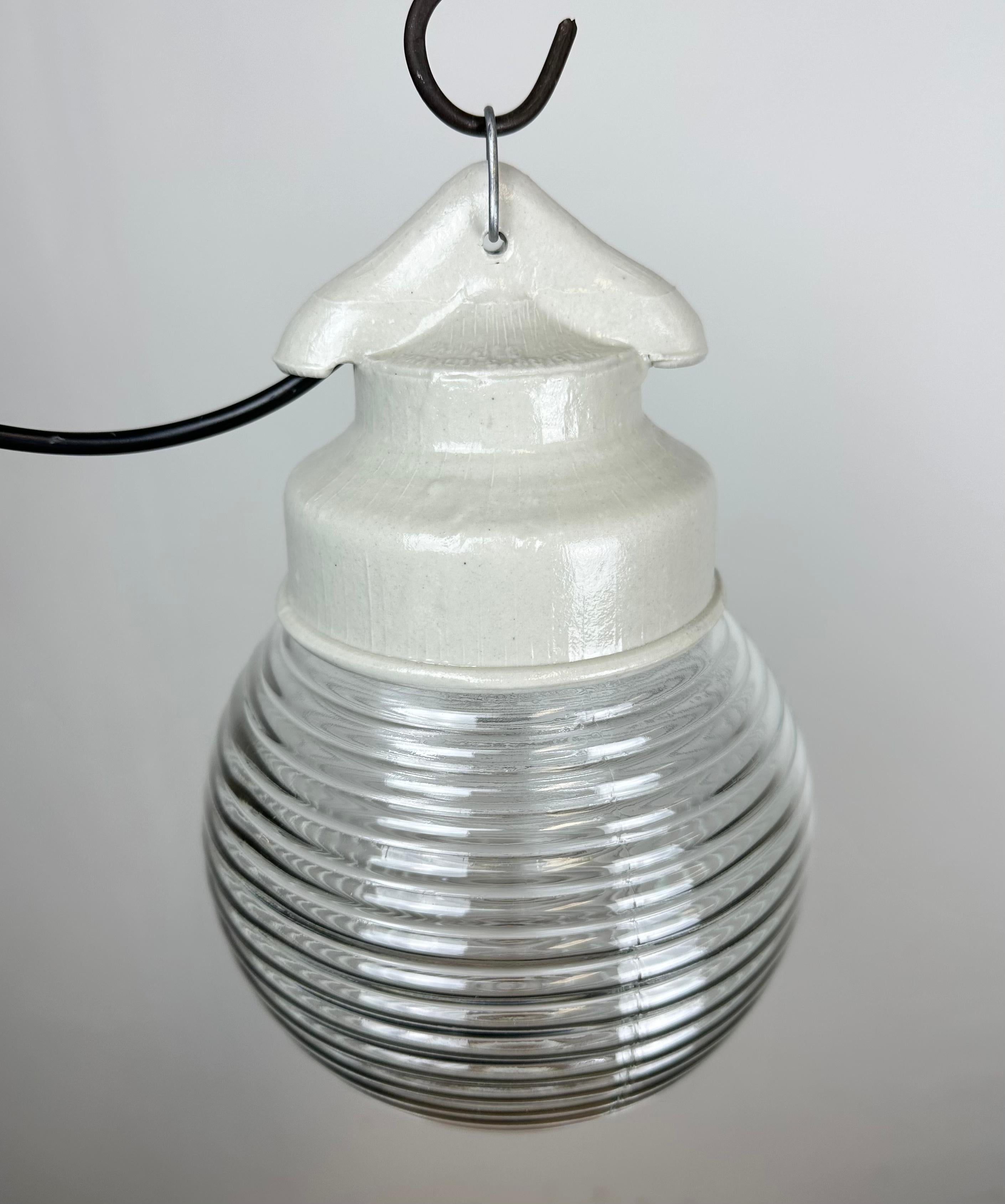 Porcelaine Lampe à suspension industrielle en porcelaine blanche avec verre côtelé, années 1970 en vente
