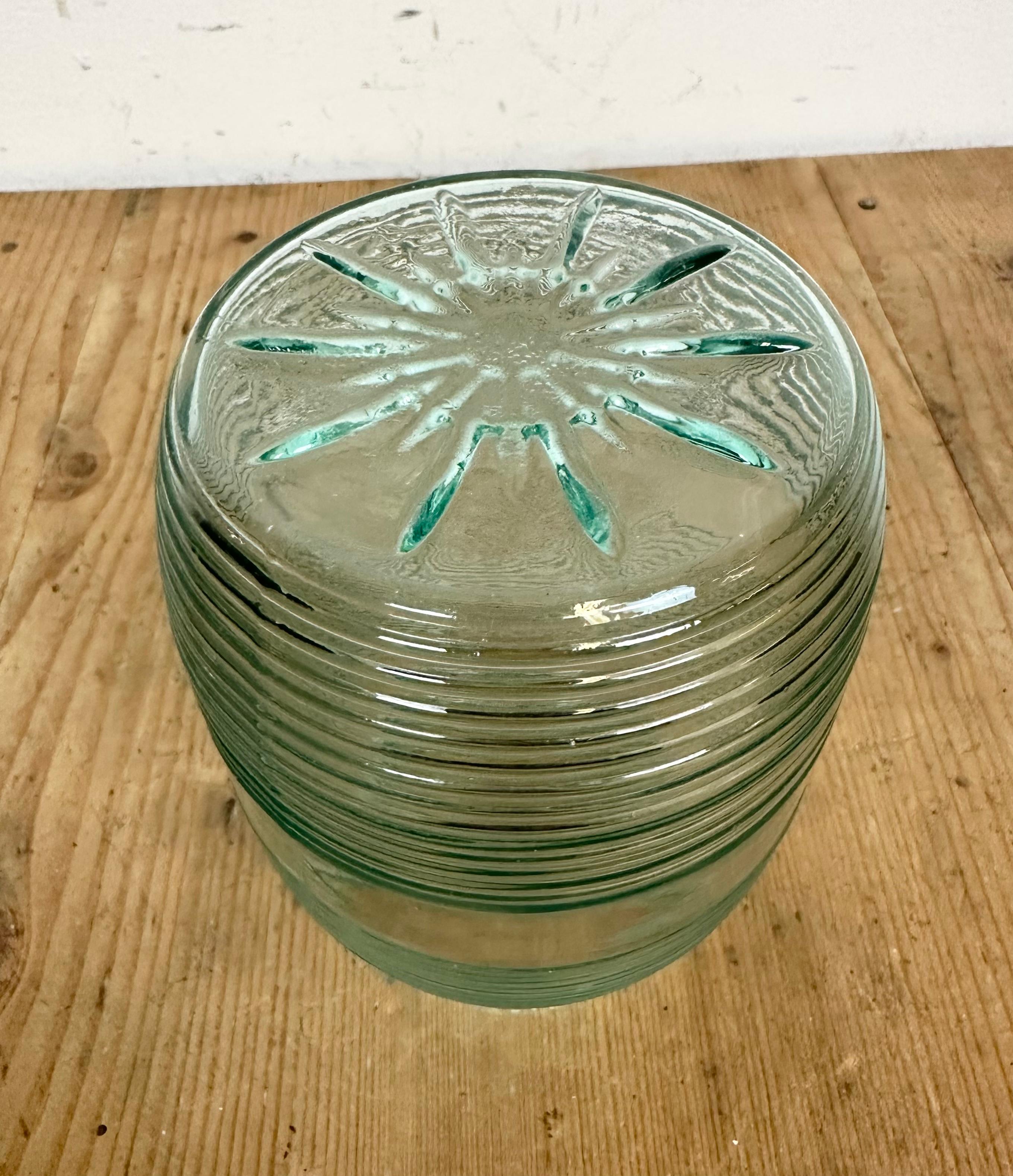 Industrielle Pendelleuchte aus weißem Porzellan mit geripptem Glas, 1970er Jahre im Angebot 3