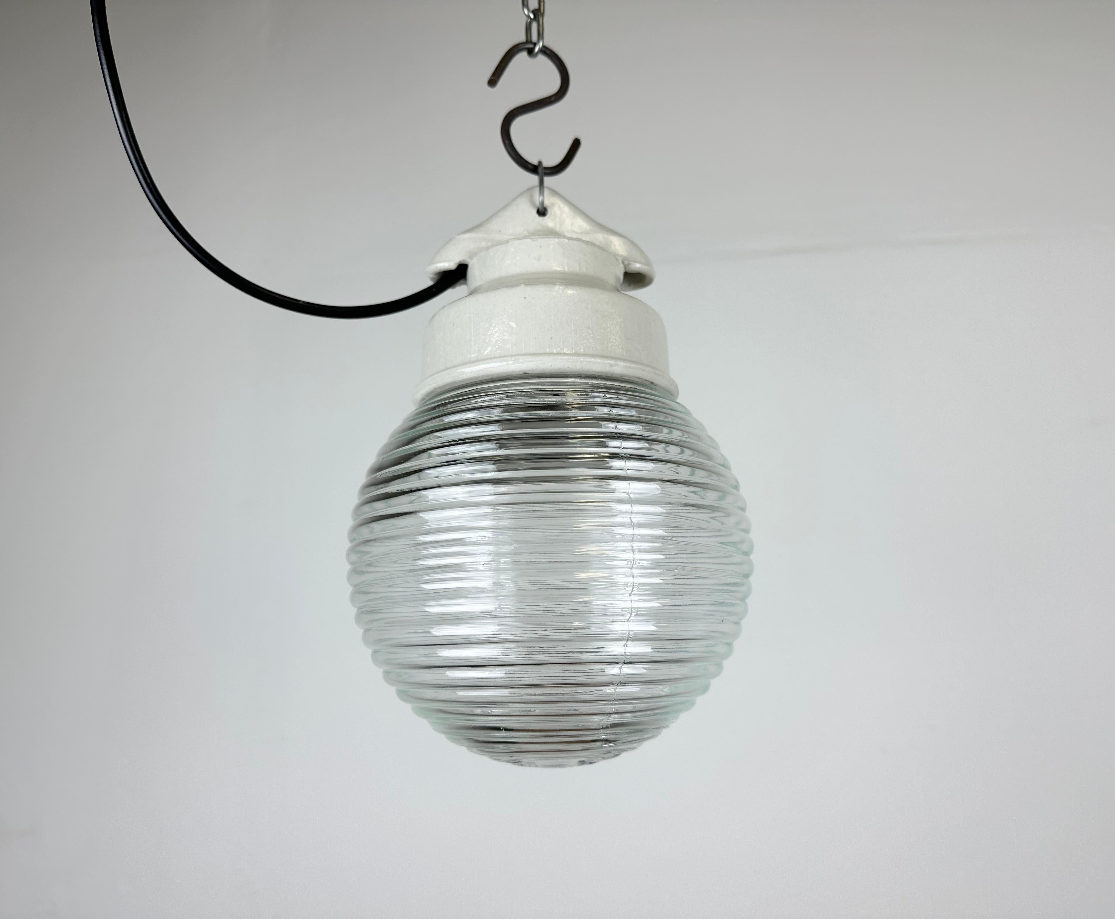 Lampe à suspension industrielle en porcelaine blanche avec verre côtelé, années 1970 en vente 1