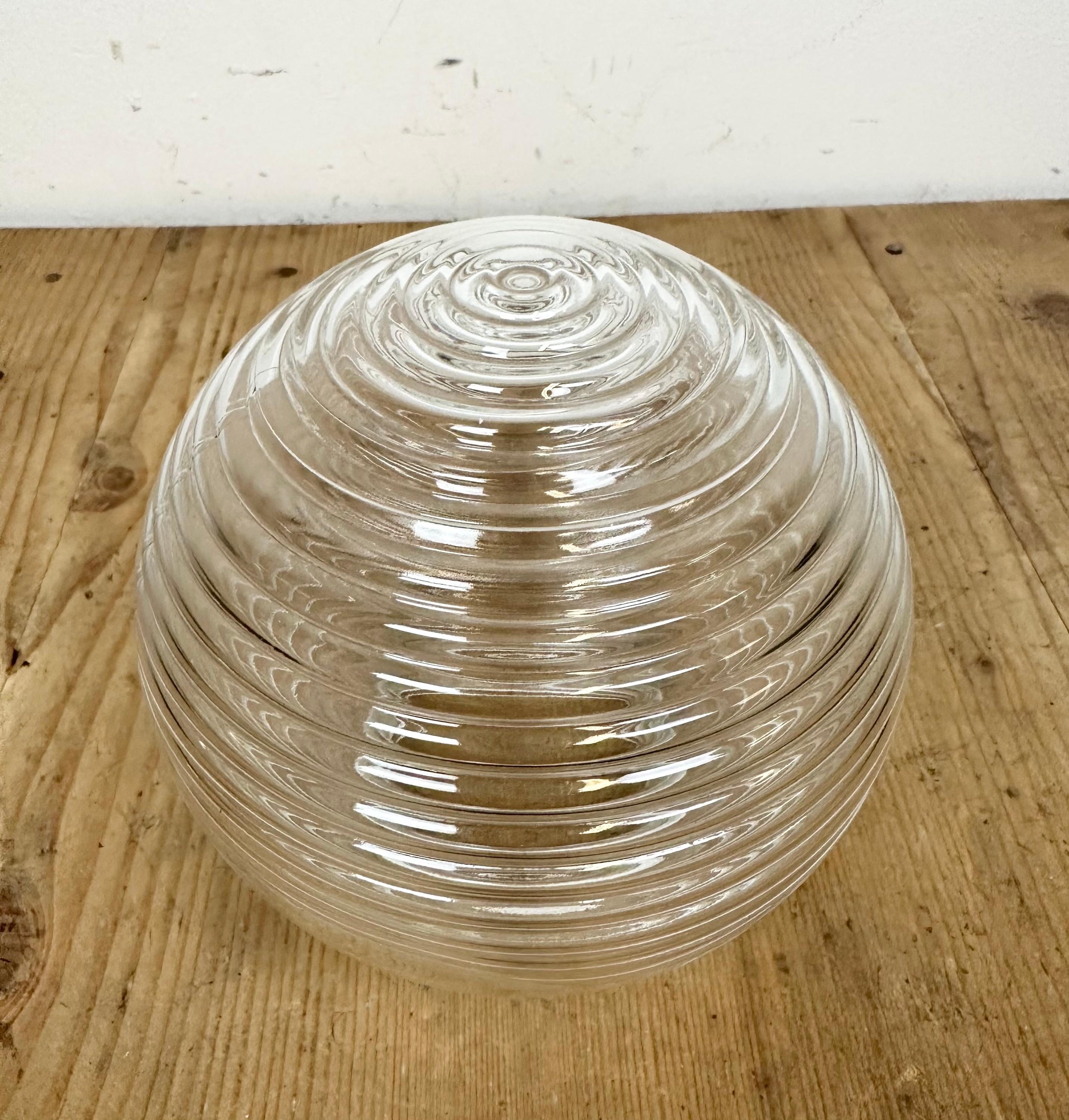 Lampe à suspension industrielle en porcelaine blanche avec verre côtelé, années 1970 en vente 2