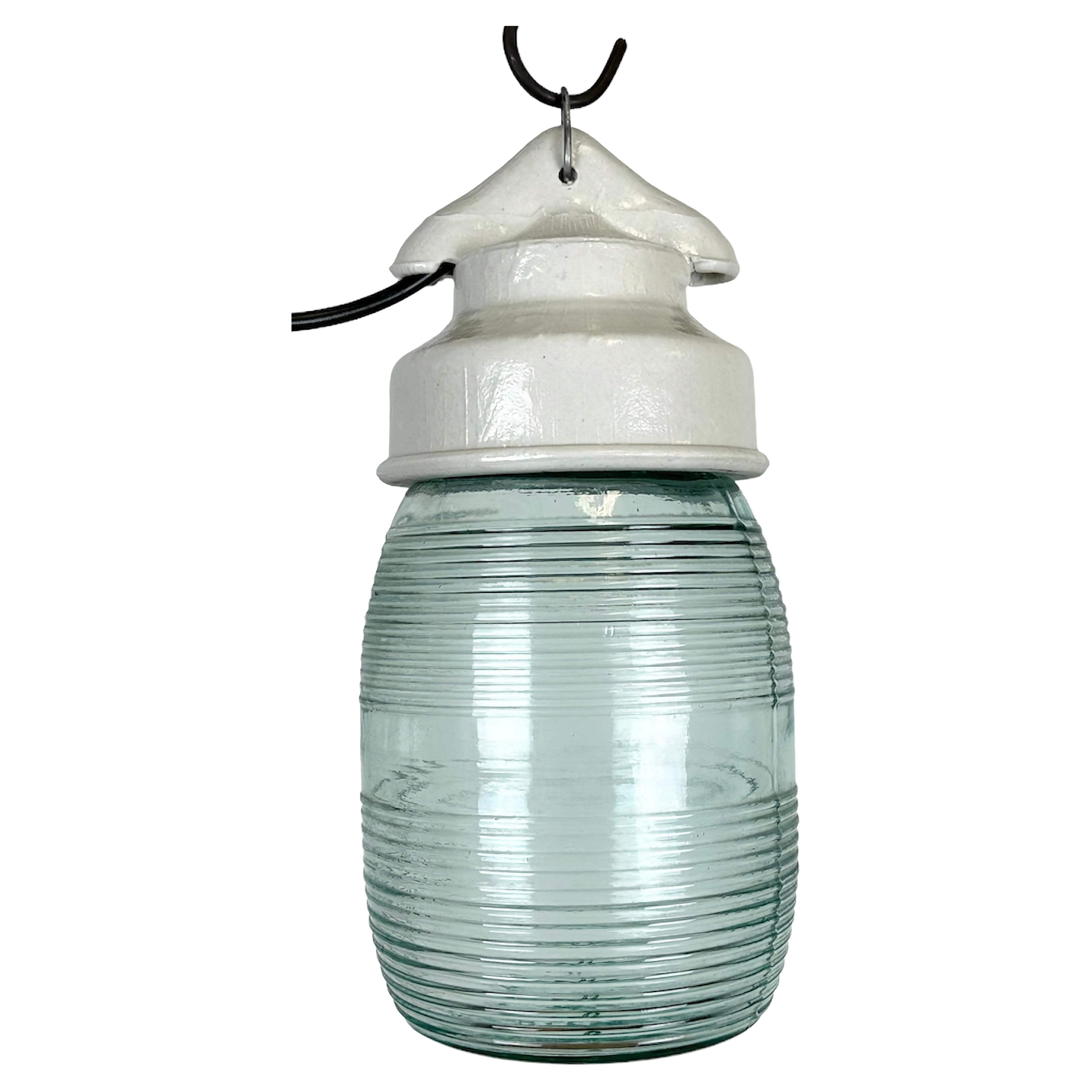 Lampe à suspension industrielle en porcelaine blanche avec verre côtelé, années 1970 en vente