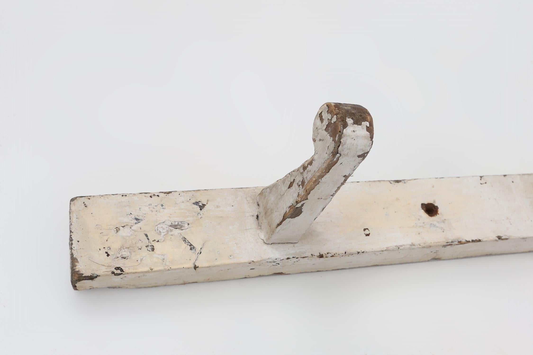 Perchero industrial blanco de pared en madera, Bélgica ca. 1920 en venta 2