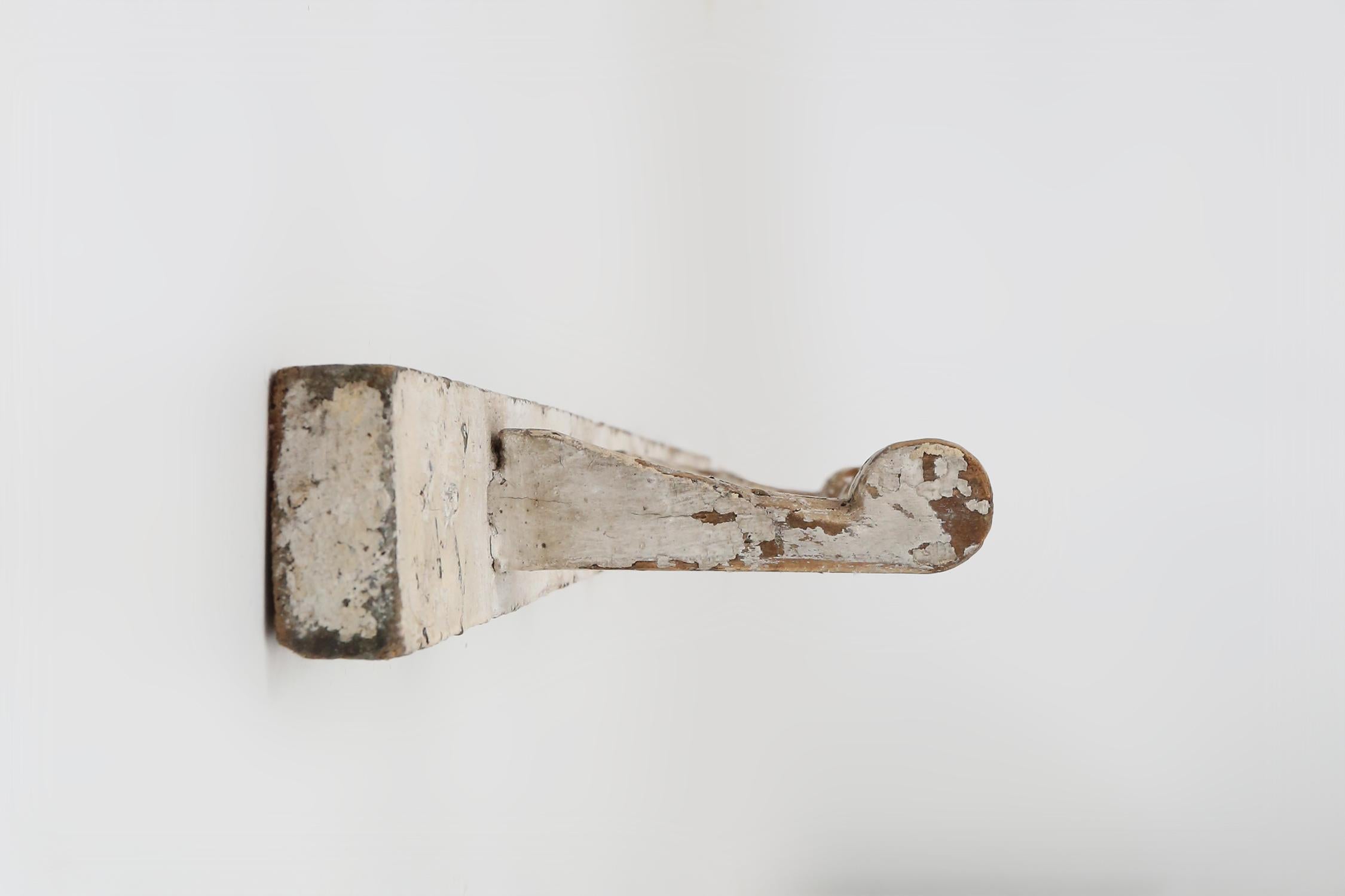 Perchero industrial blanco de pared en madera, Bélgica ca. 1920 en venta 3