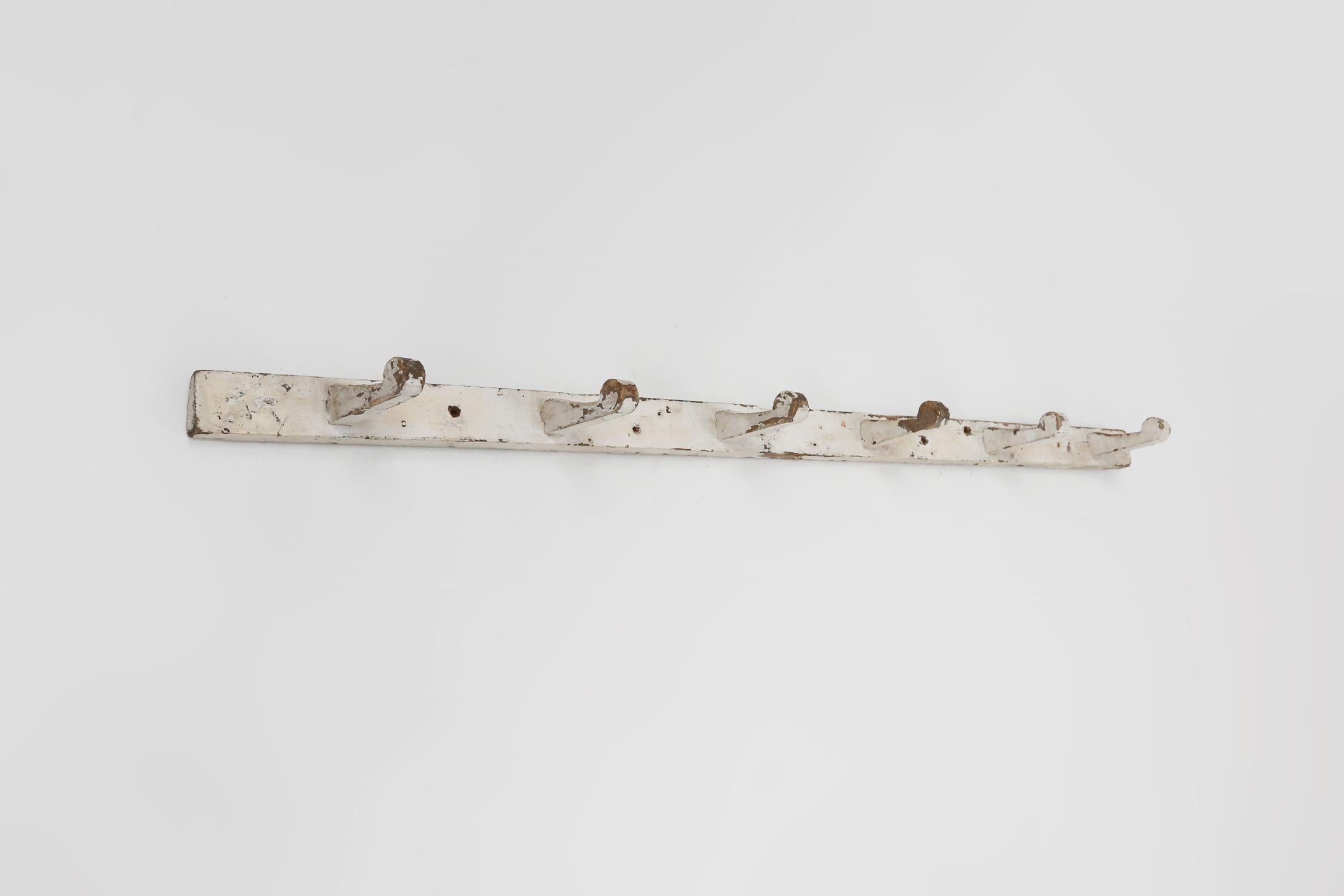 Perchero industrial blanco de pared en madera, Bélgica ca. 1920 Industrial en venta
