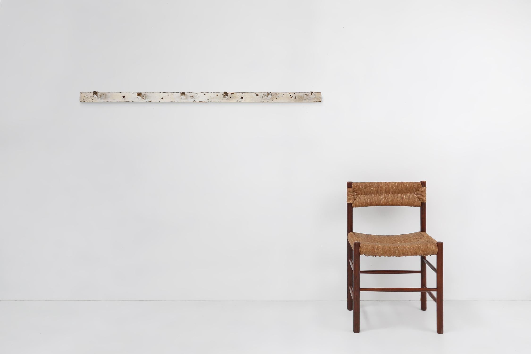 Perchero industrial blanco de pared en madera, Bélgica ca. 1920 Belga en venta