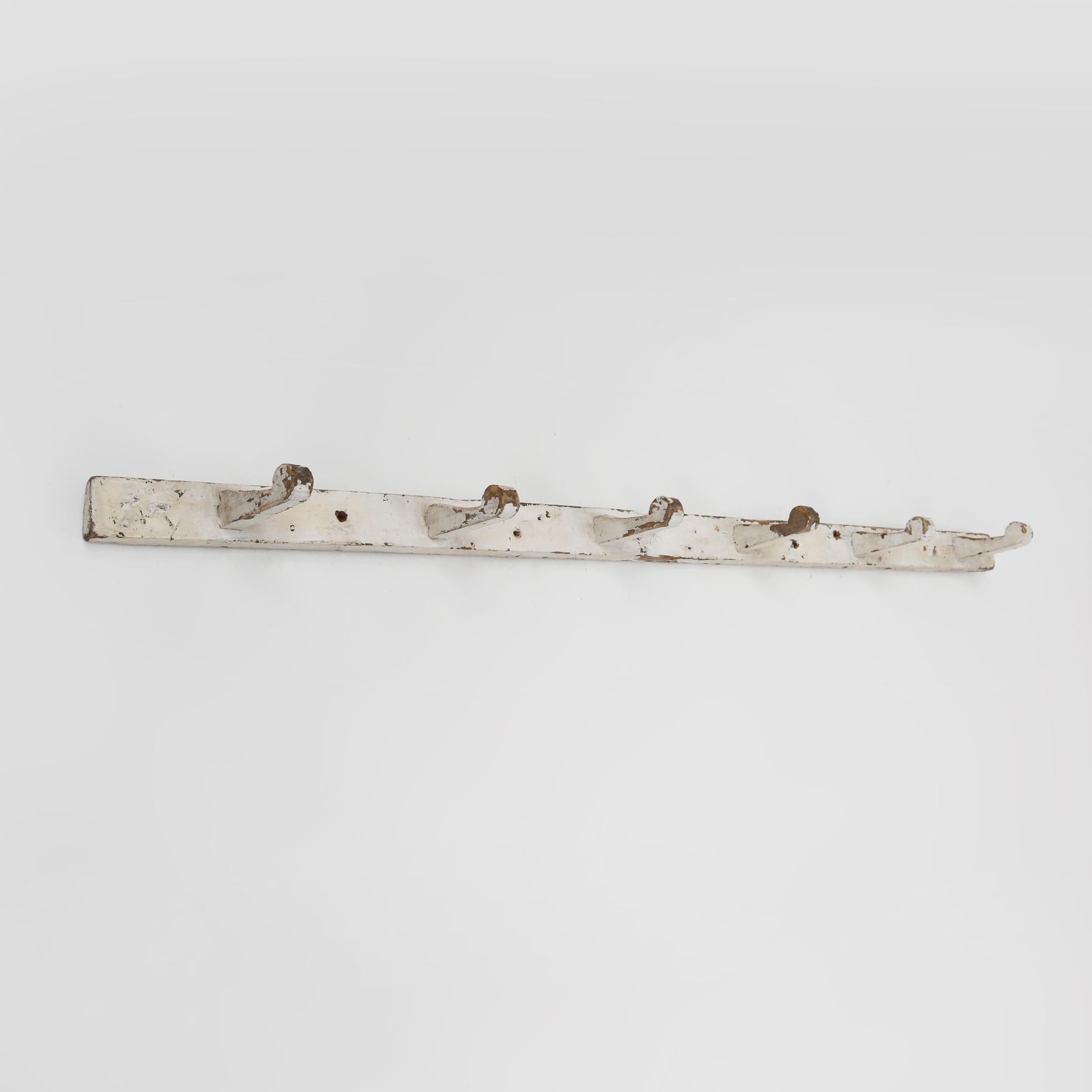 Perchero industrial blanco de pared en madera, Bélgica ca. 1920 Pintado en venta