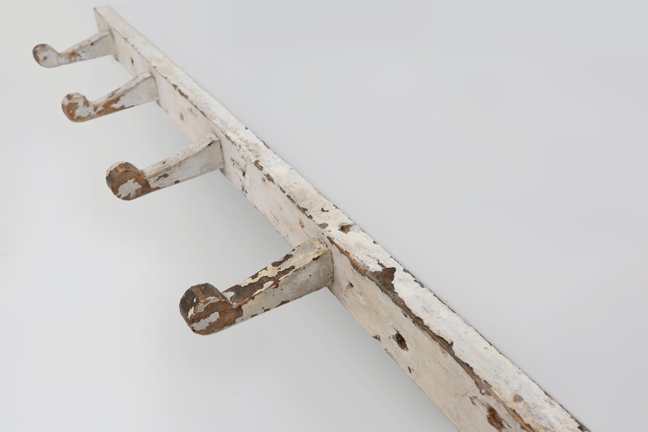 Perchero industrial blanco de pared en madera, Bélgica ca. 1920 en Bueno estado para la venta en Meulebeke, BE