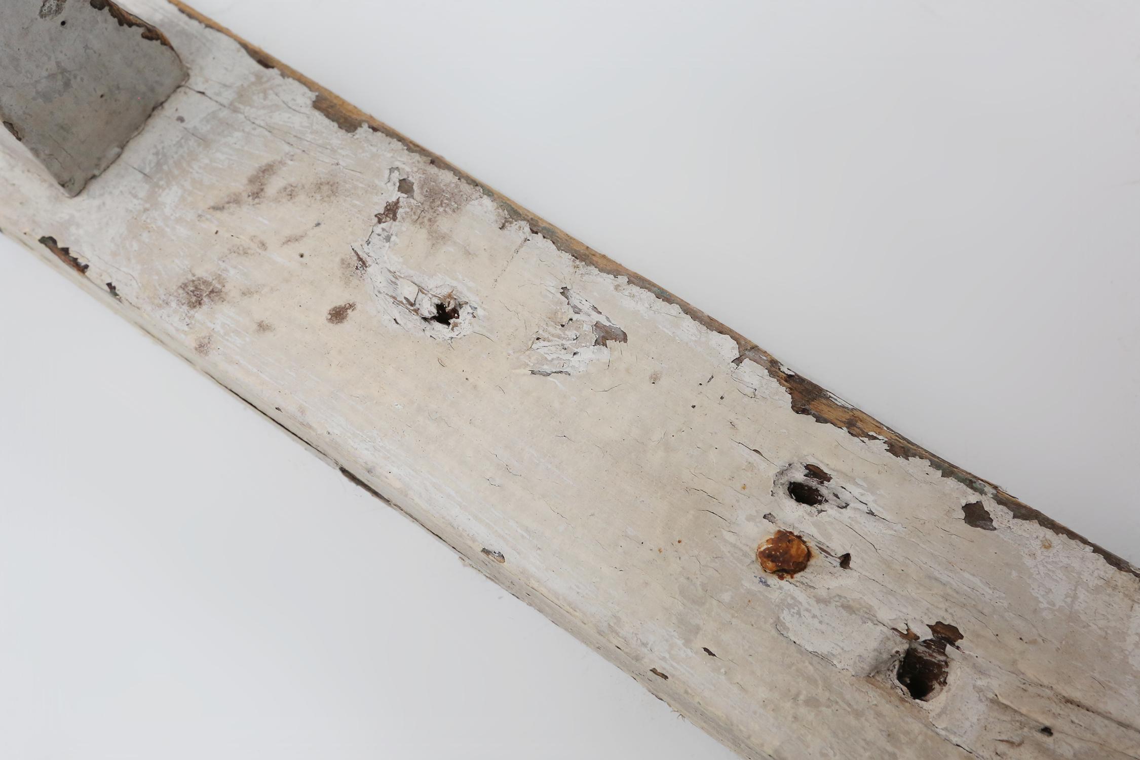 Perchero industrial blanco de pared en madera, Bélgica ca. 1920 principios del siglo XX en venta