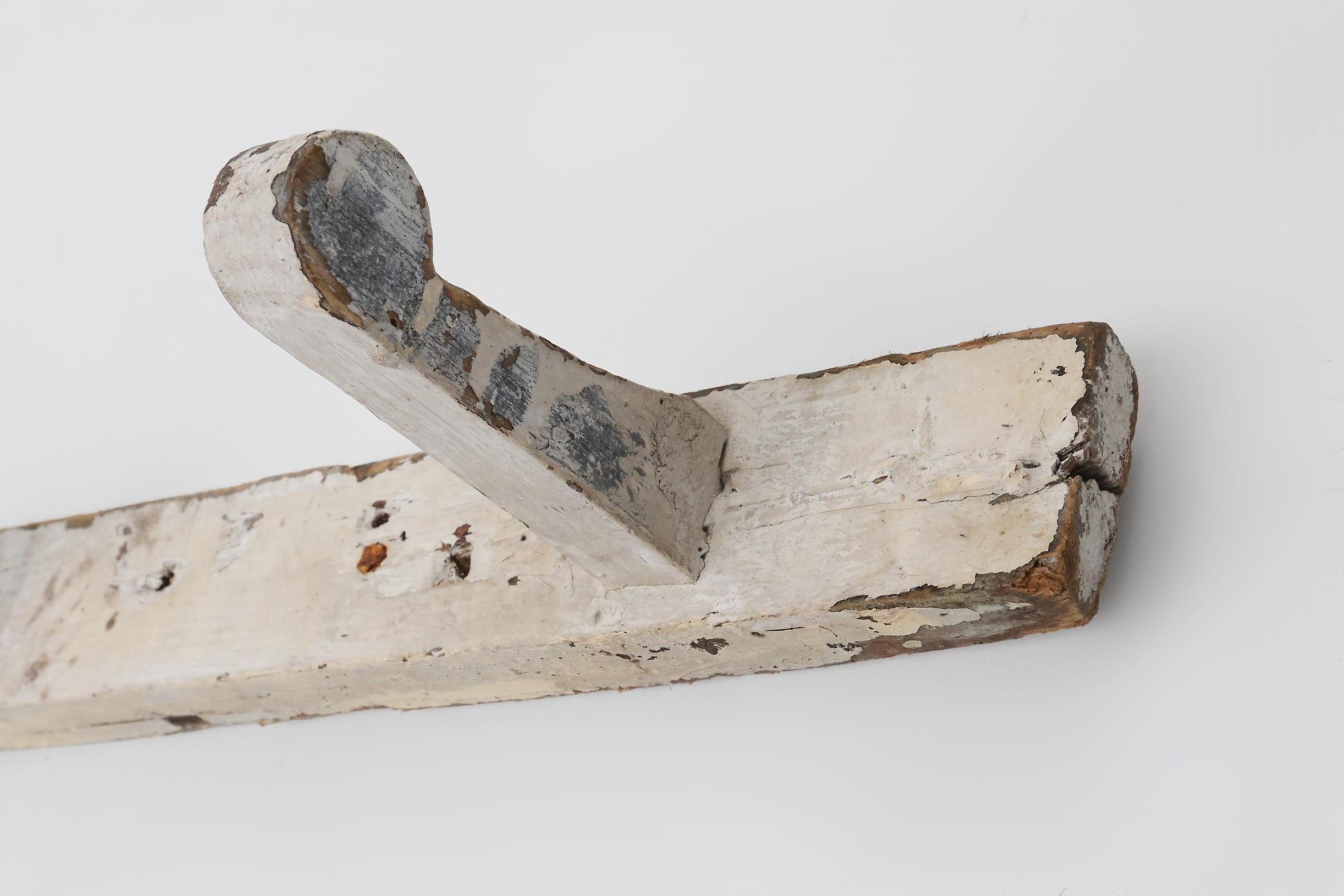 Perchero industrial blanco de pared en madera, Bélgica ca. 1920 Madera en venta