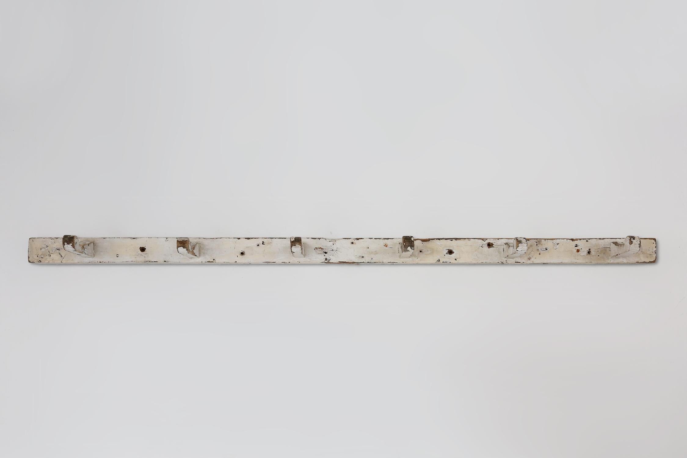 Perchero industrial blanco de pared en madera, Bélgica ca. 1920 en venta 1