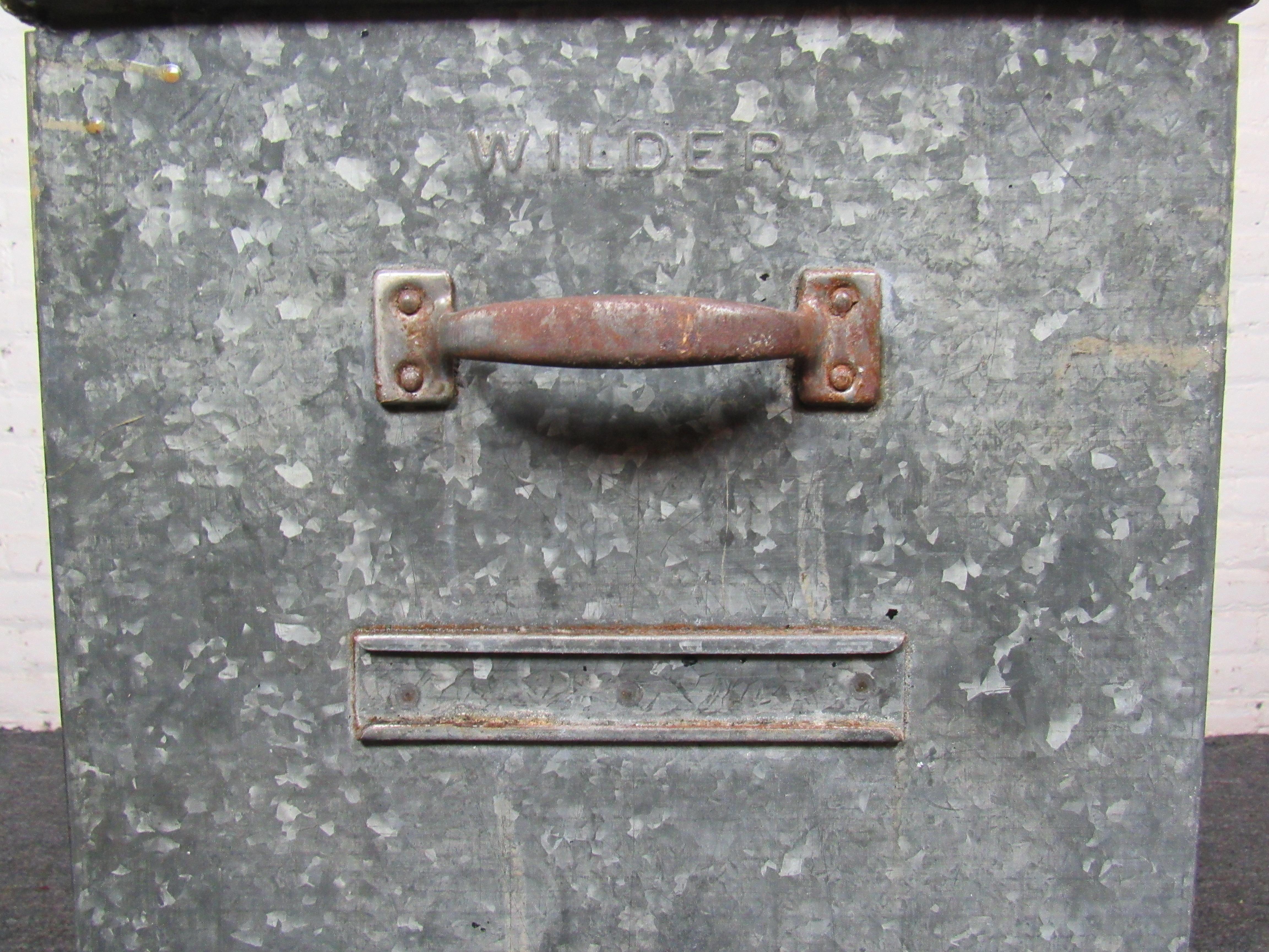 20ième siècle Industrial Wilder - Boîte en métal à rouleaux en vente
