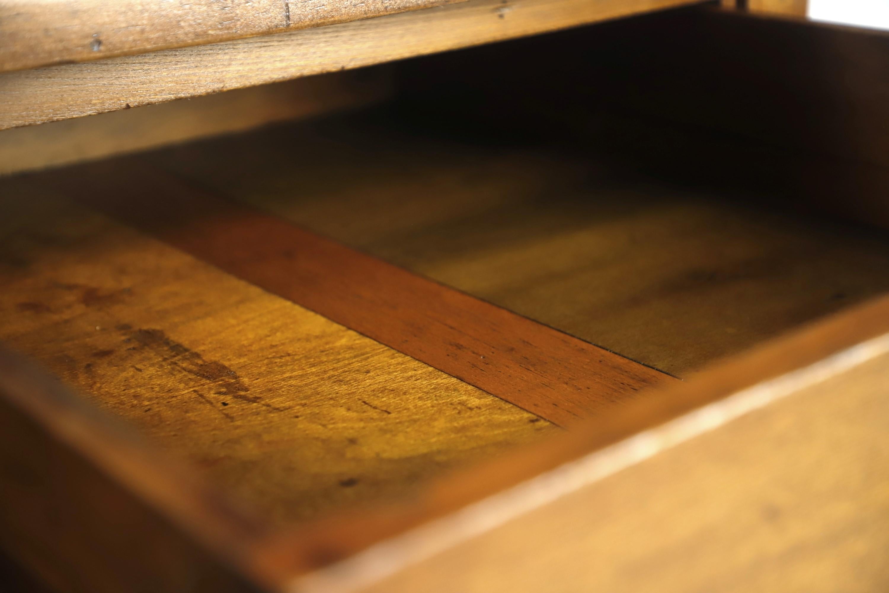 Hudson-Schreibtisch aus Industrieholz mit 3 Schubladen von Keuffel & Esser Co. im Zustand „Gut“ im Angebot in New York, NY