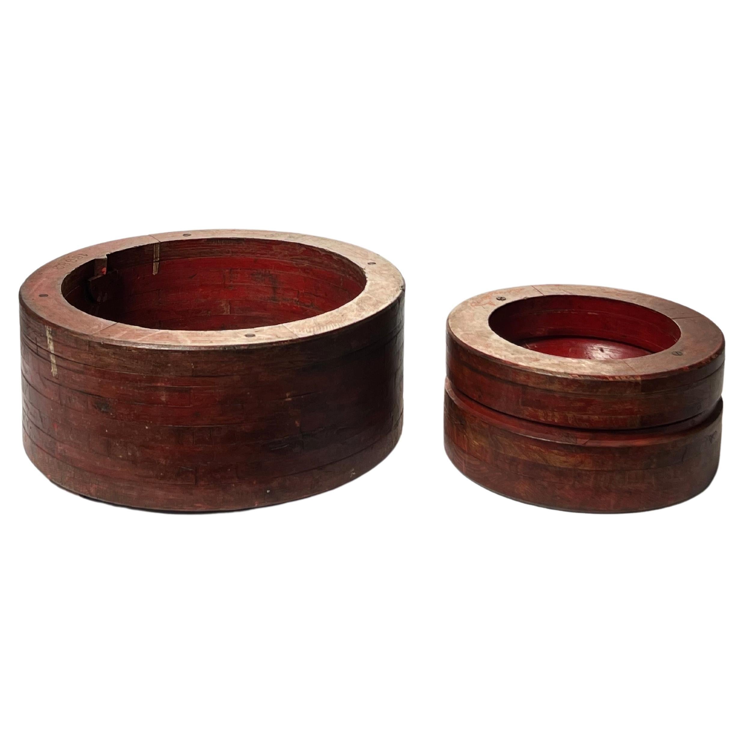 Moldes industriales de madera jardineras rojo patinado con bonitos detalles años 20 en venta