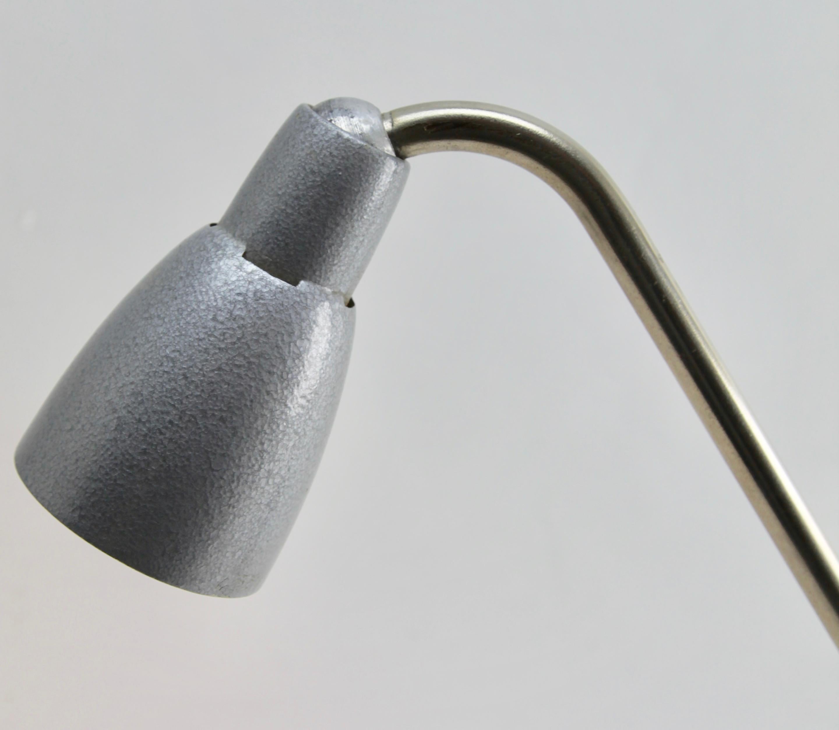 Allemand Lampe de bureau industrielle en gris argenté avec base dissimulée à vis en vente