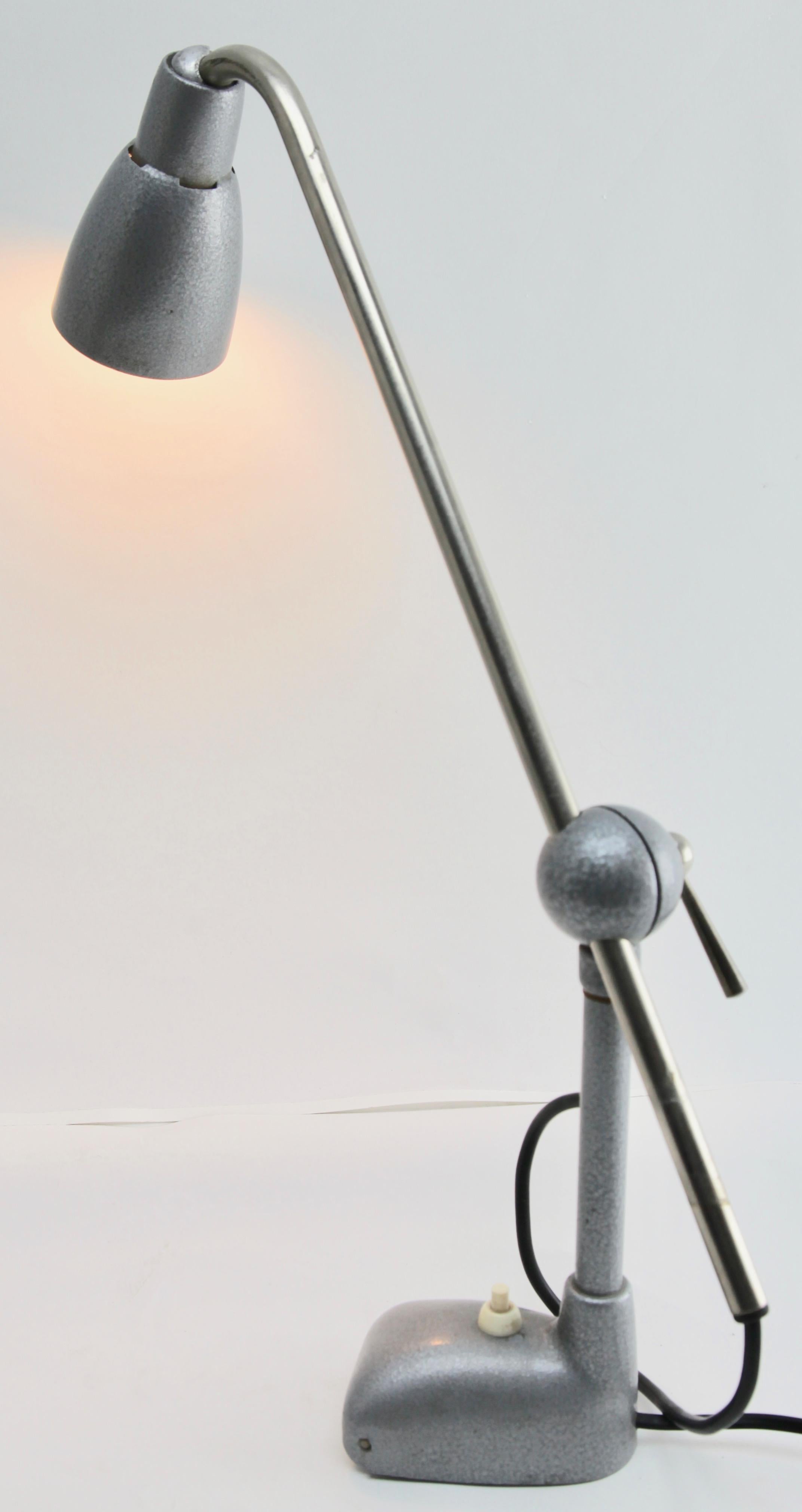 Lampe de bureau industrielle en gris argenté avec base dissimulée à vis Bon état - En vente à Verviers, BE
