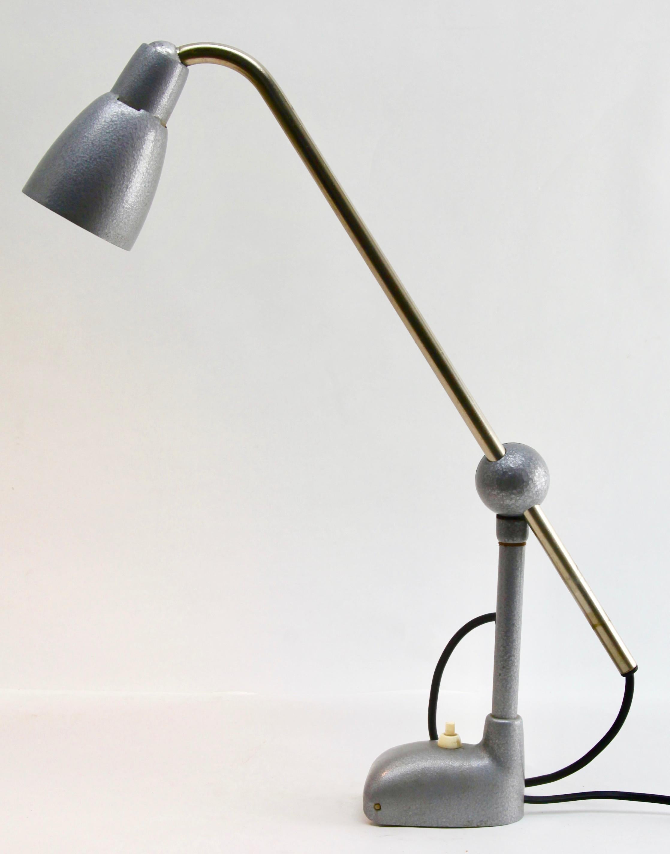 Milieu du XXe siècle Lampe de bureau industrielle en gris argenté avec base dissimulée à vis en vente