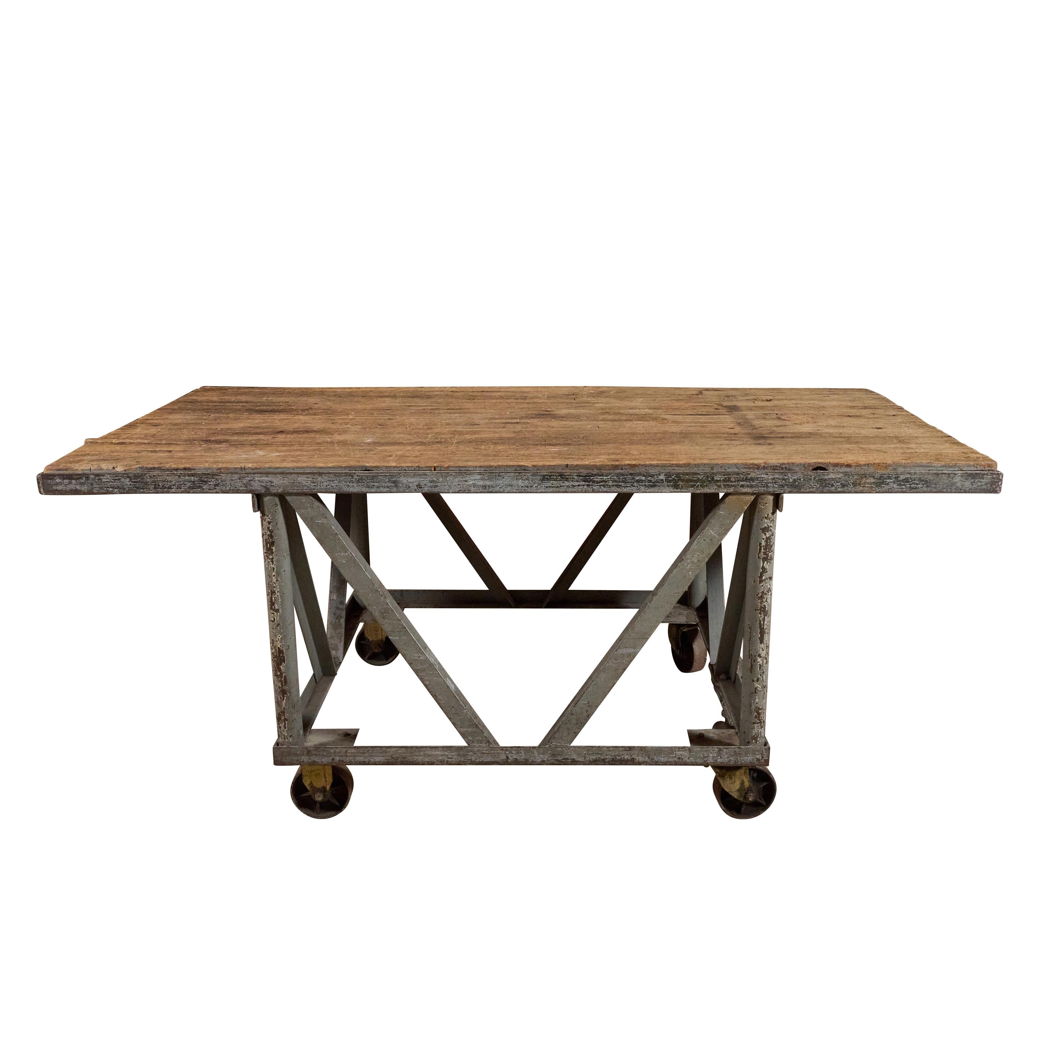 Tavolo da lavoro industriale con piano in legno e rotelle. Per uso intensivo.

