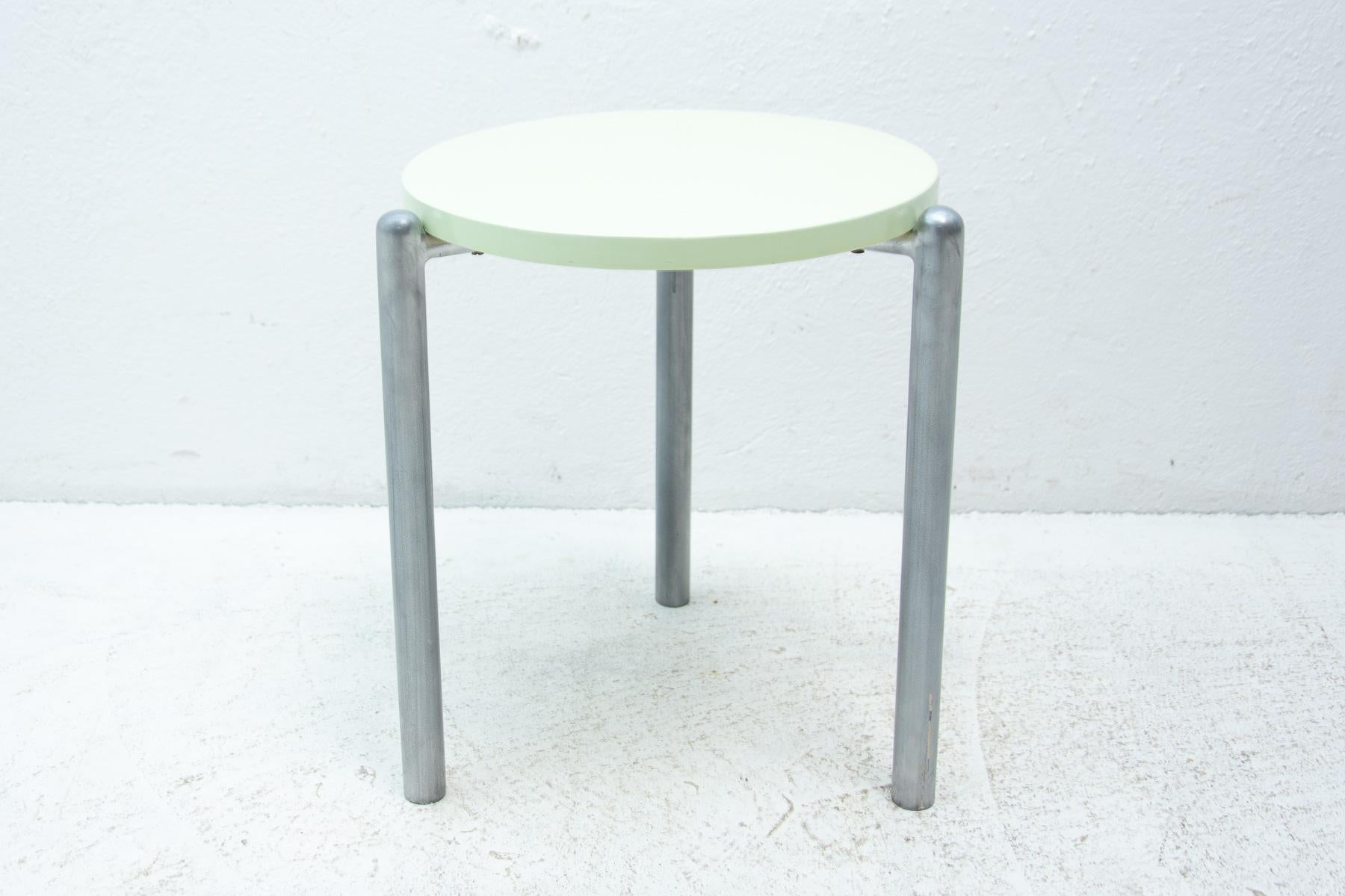 Industrial workers stool Bauhaus, an interesting model. Central Europe, 1930´s. Fully restored, in excellent condition.

Measures: Height: 43 cm

diameter of seat: 39 cm.