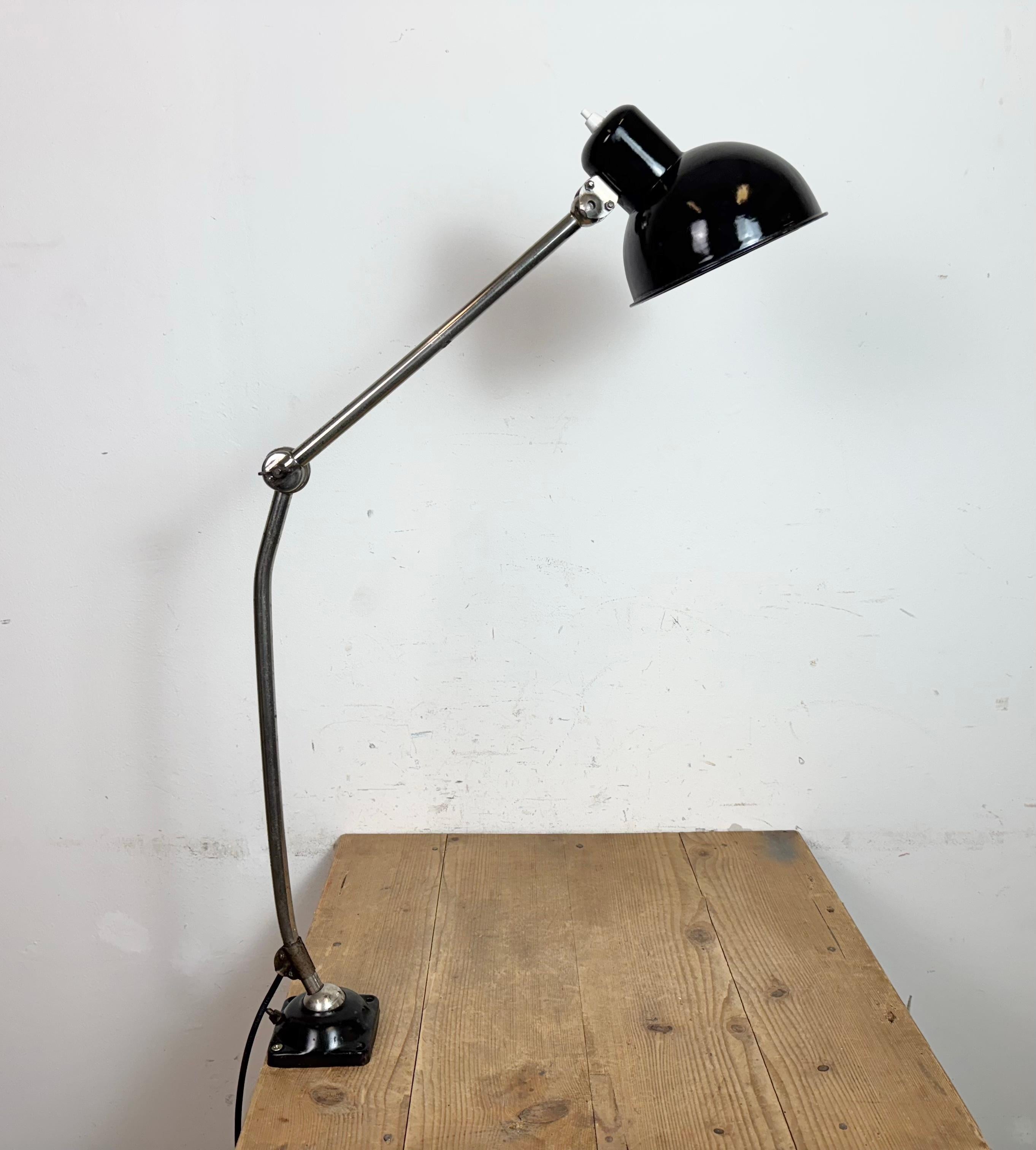 Lampada da scrivania in smalto nero da officina industriale, anni '50 in vendita 3