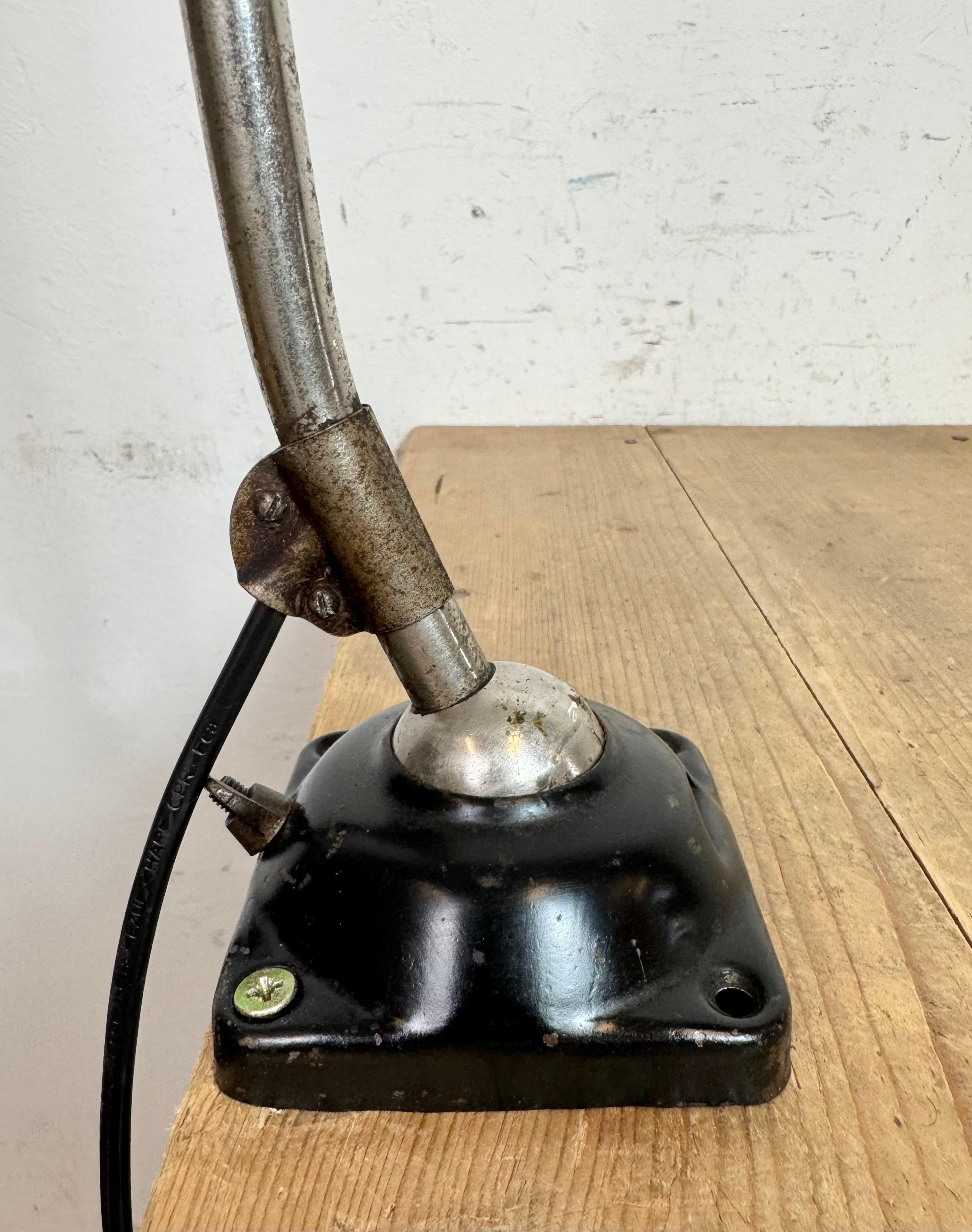 Lampada da scrivania in smalto nero da officina industriale, anni '50 in vendita 5