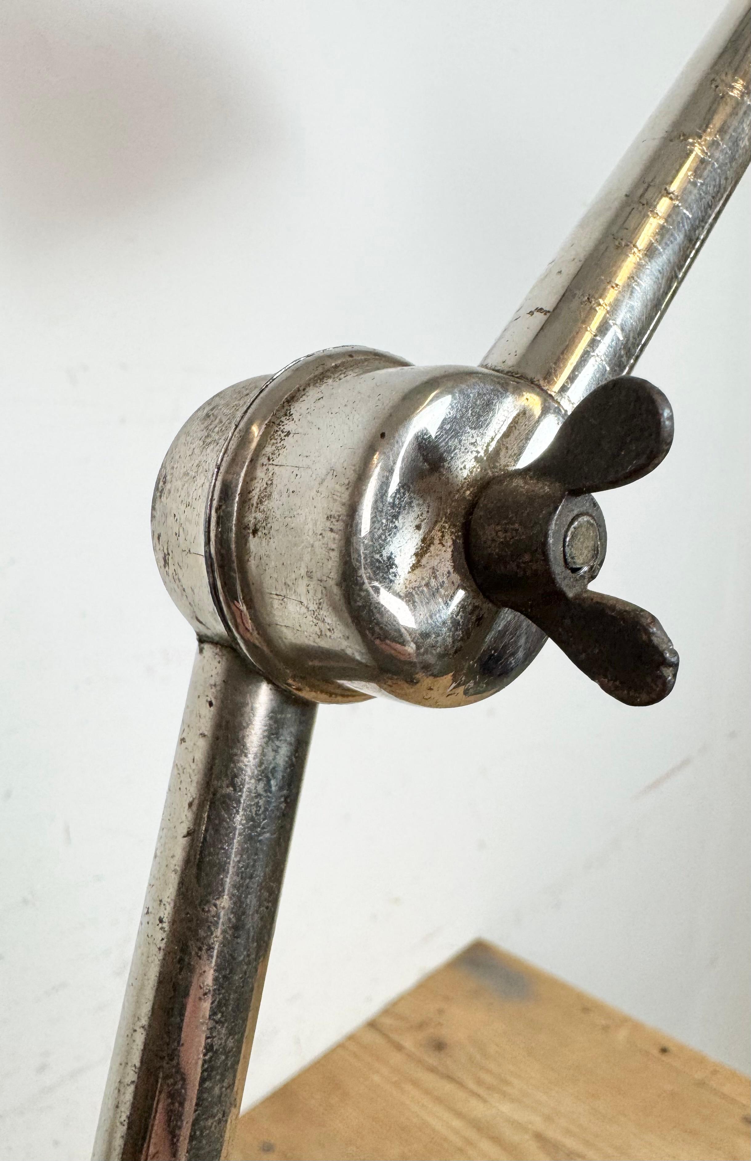 Lampada da scrivania in smalto nero da officina industriale, anni '50 in vendita 6