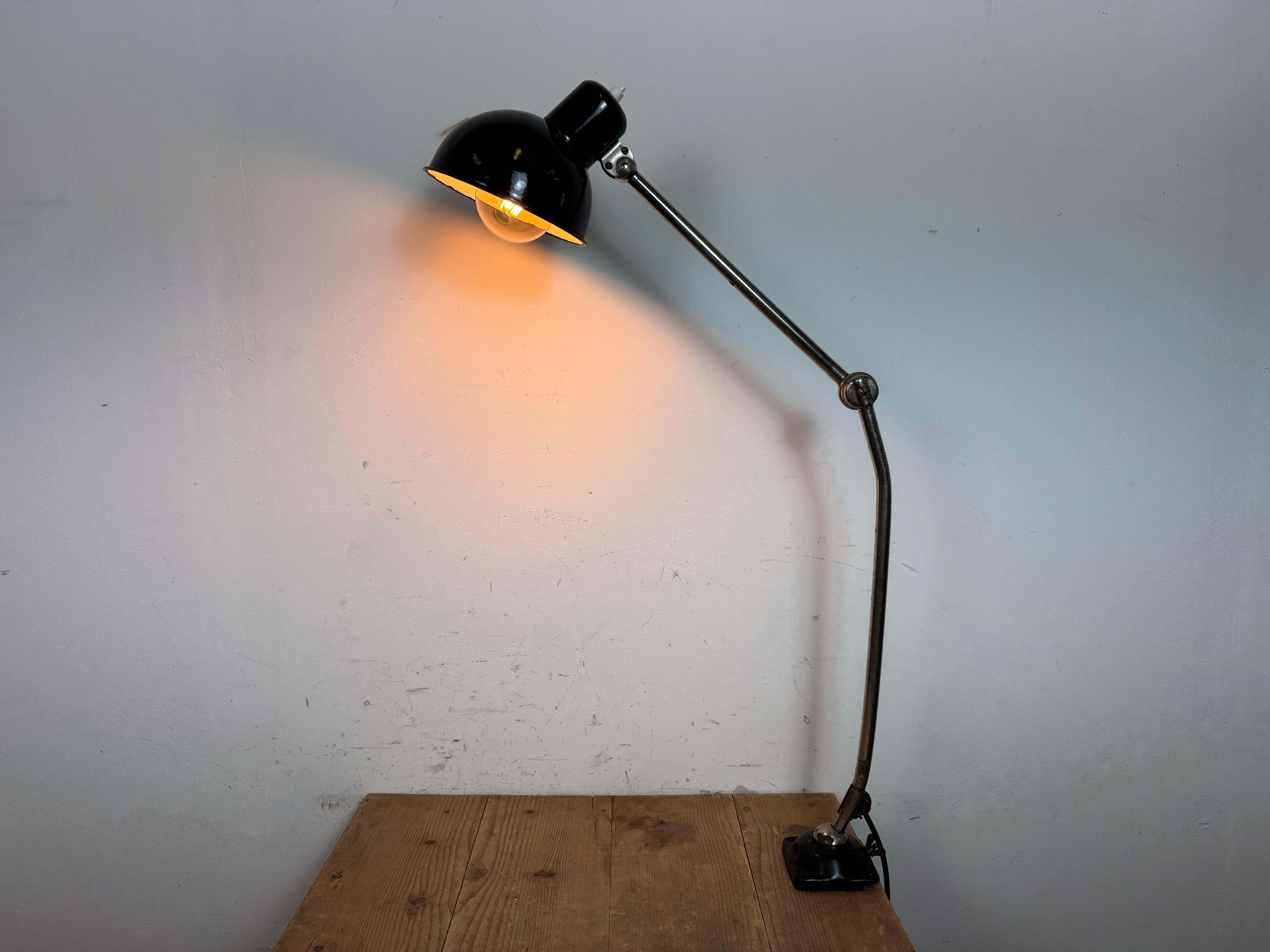 Lampada da scrivania in smalto nero da officina industriale, anni '50 in vendita 9