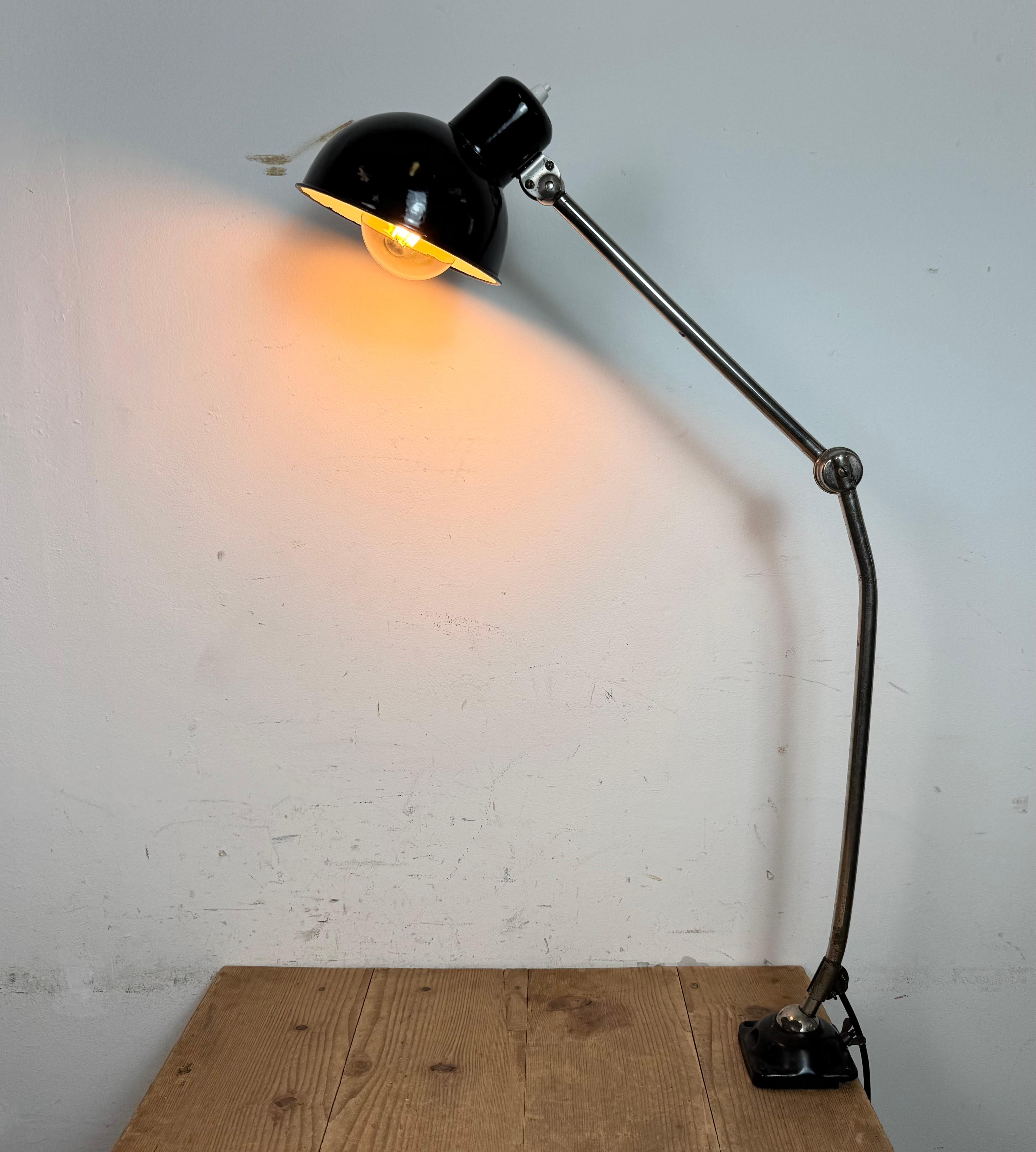 Lampada da scrivania in smalto nero da officina industriale, anni '50 in vendita 10