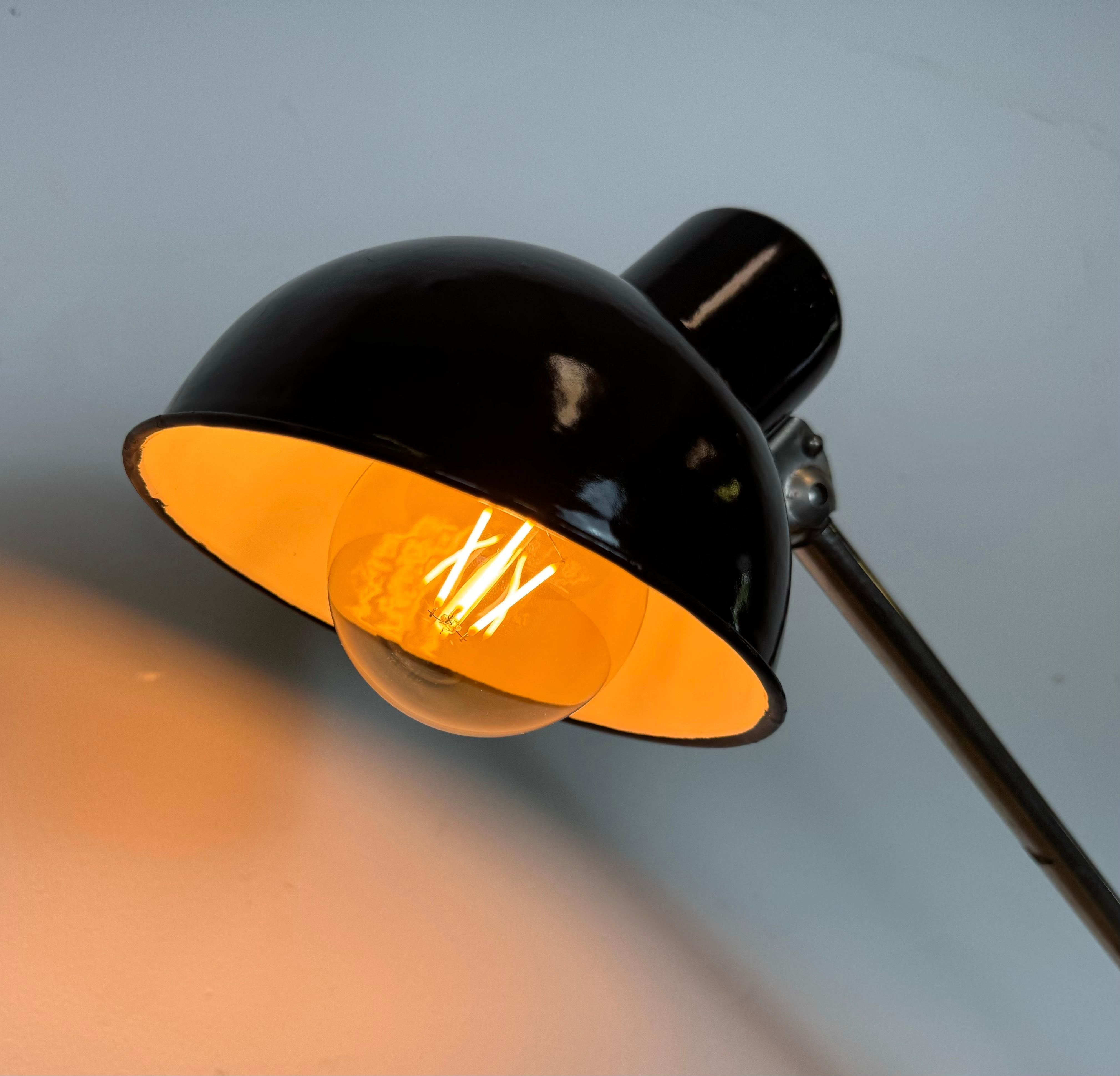 Lampada da scrivania in smalto nero da officina industriale, anni '50 in vendita 11