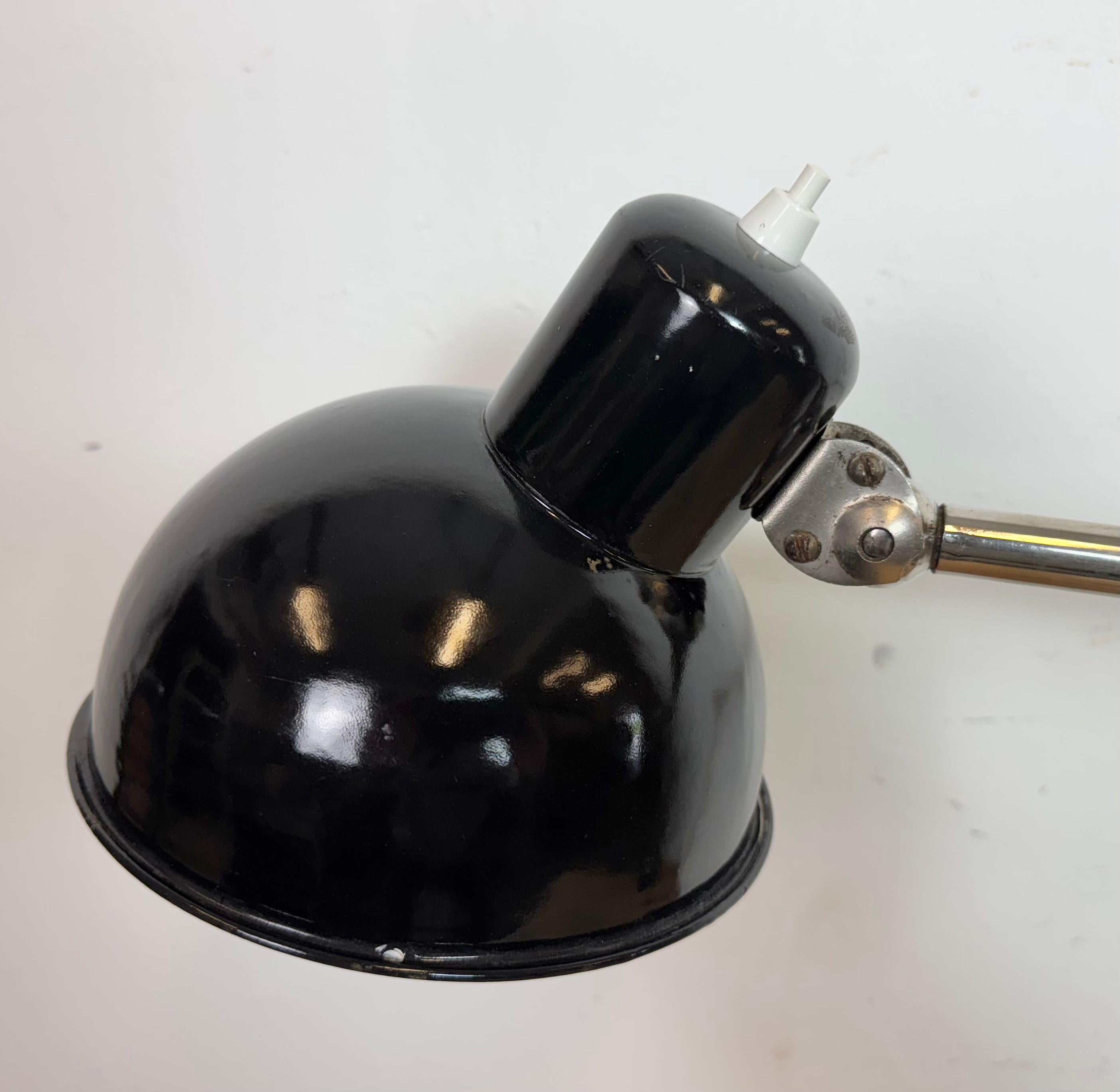 Lampada da scrivania in smalto nero da officina industriale, anni '50 In condizioni buone in vendita a Kojetice, CZ