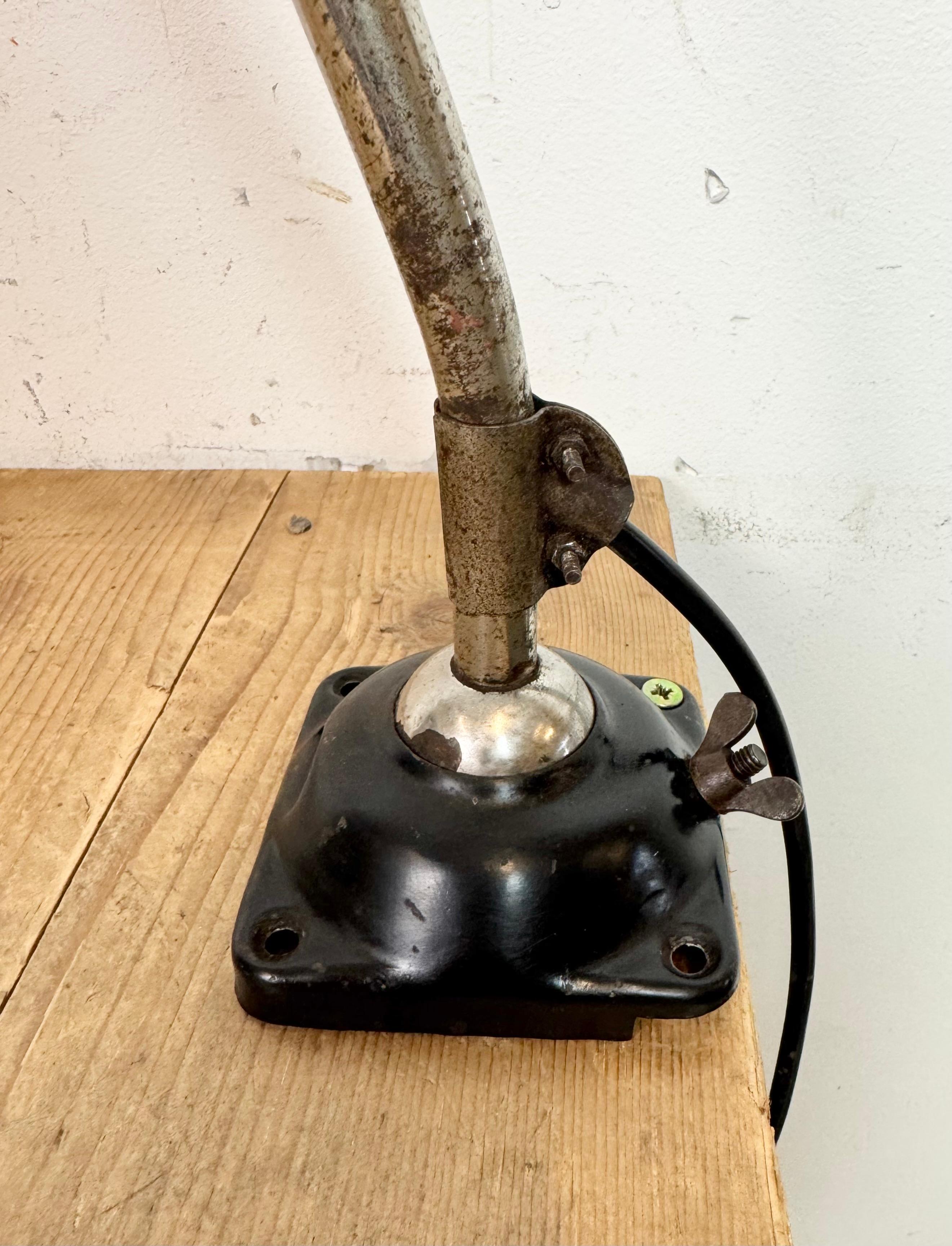 XX secolo Lampada da scrivania in smalto nero da officina industriale, anni '50 in vendita