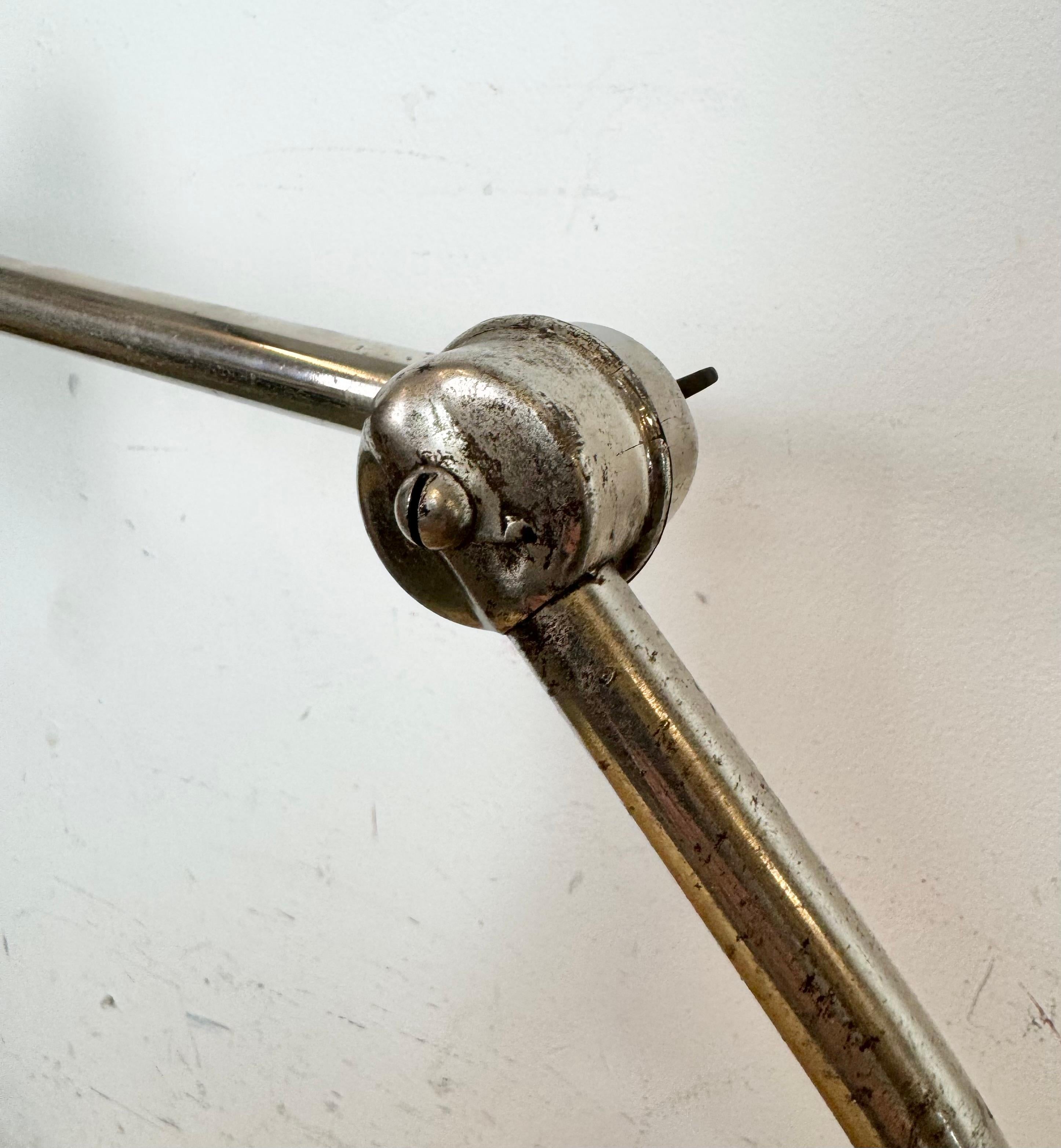 Smalto Lampada da scrivania in smalto nero da officina industriale, anni '50 in vendita