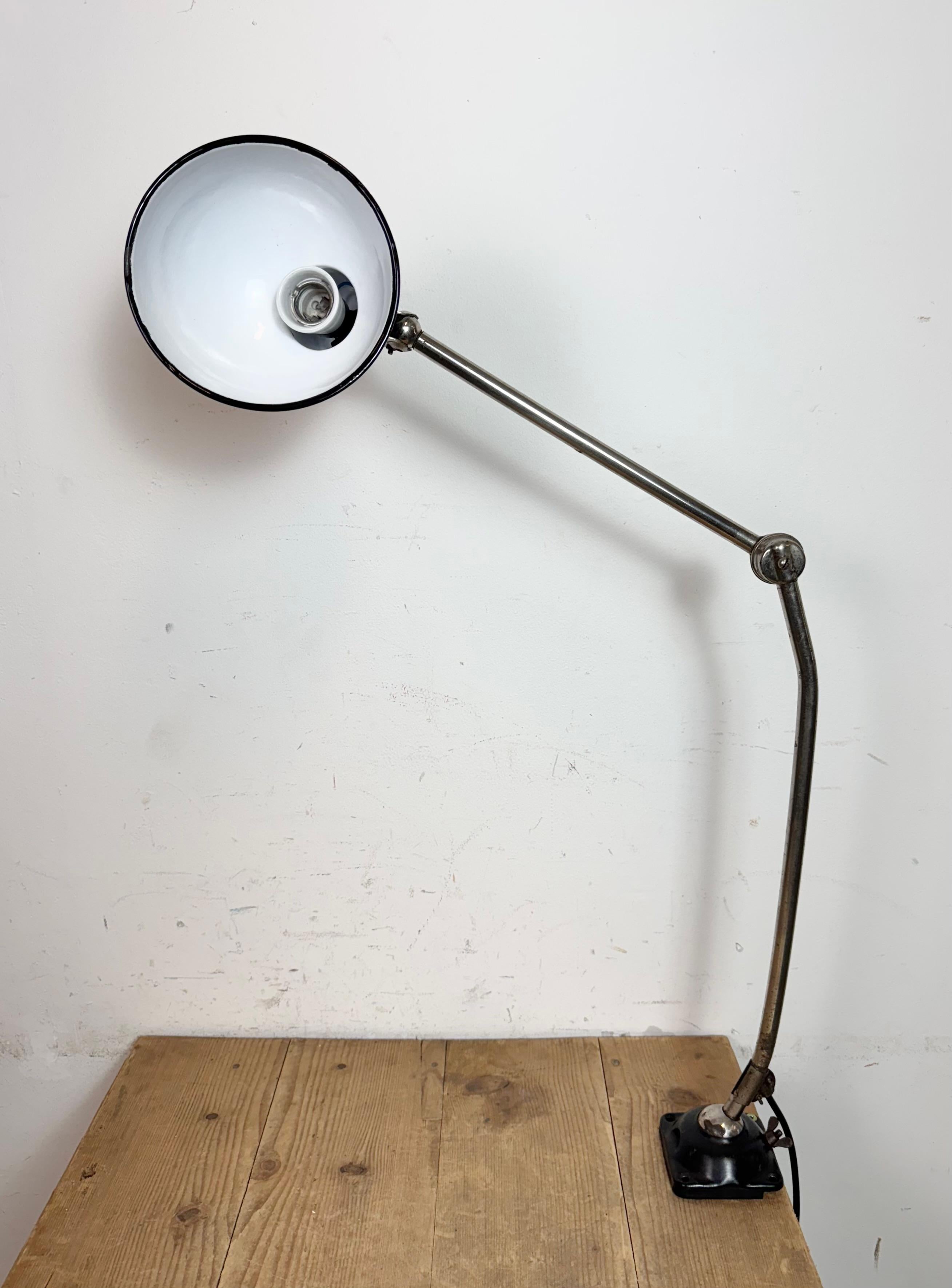 Lampada da scrivania in smalto nero da officina industriale, anni '50 in vendita 1