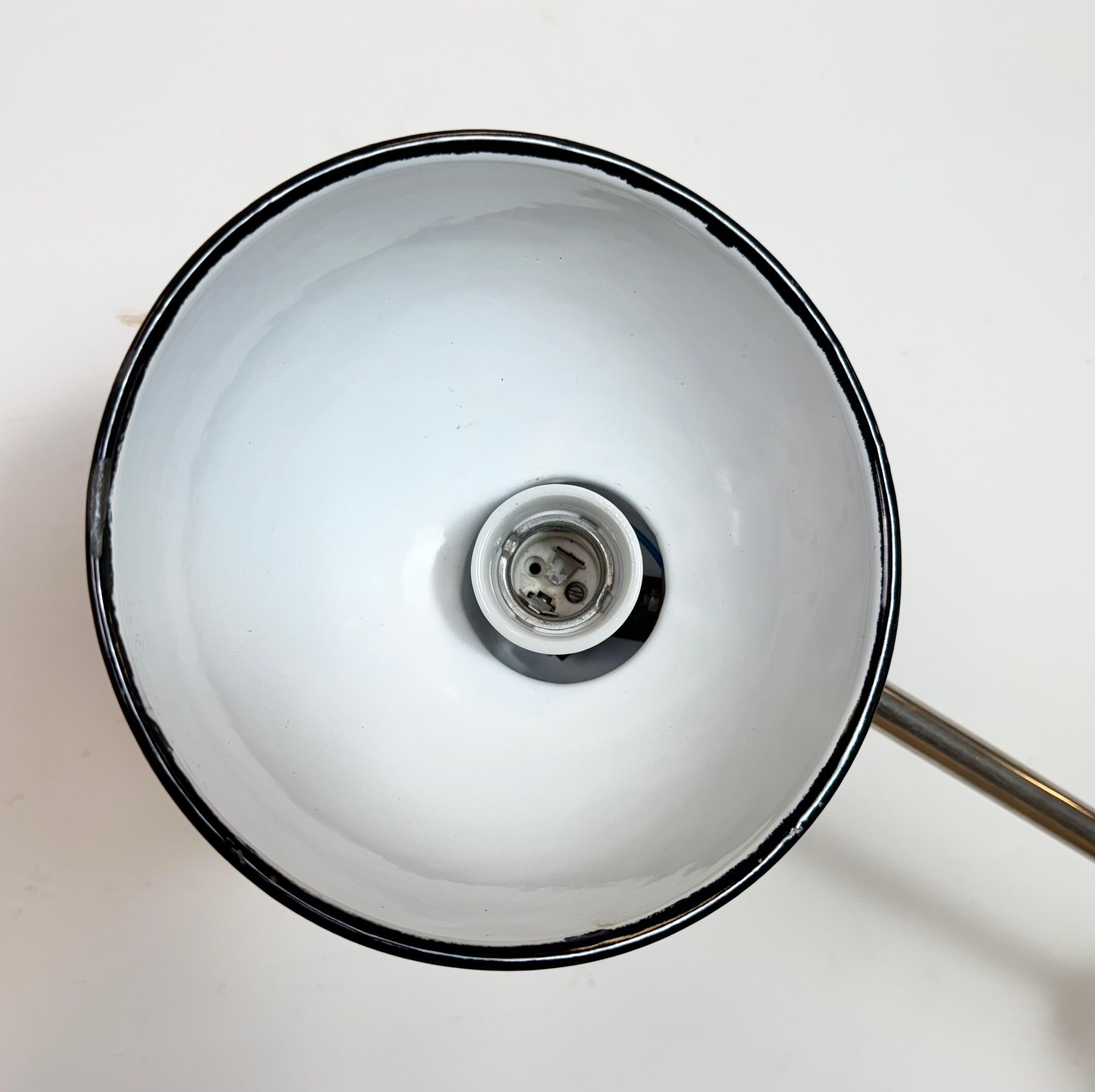 Lampada da scrivania in smalto nero da officina industriale, anni '50 in vendita 2