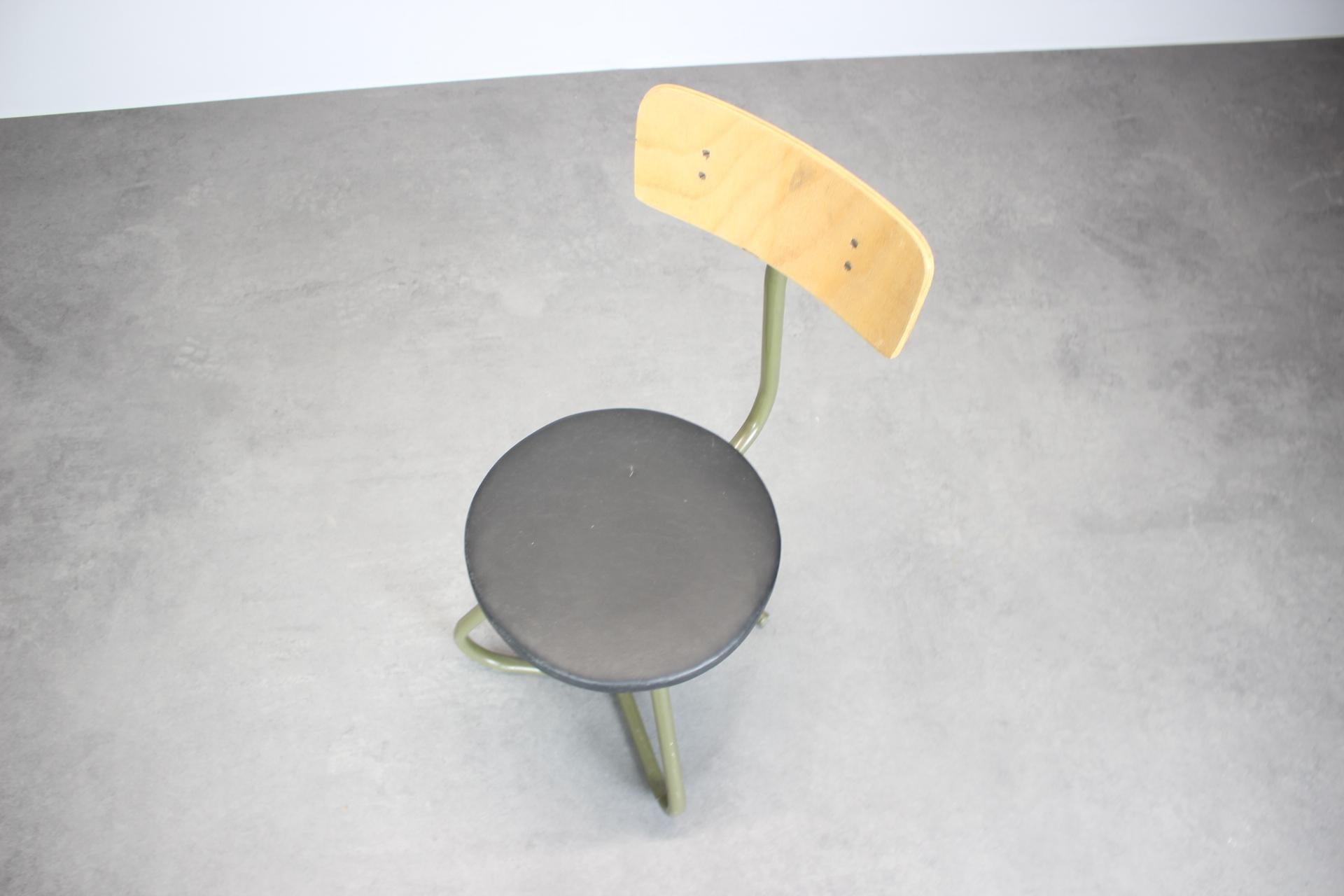 - Fabricado en la República Checa,
- de metal, piel sintética y madera,
- buen estado original,
- muestra signos de uso,
- La altura del asiento es de 47 cm.