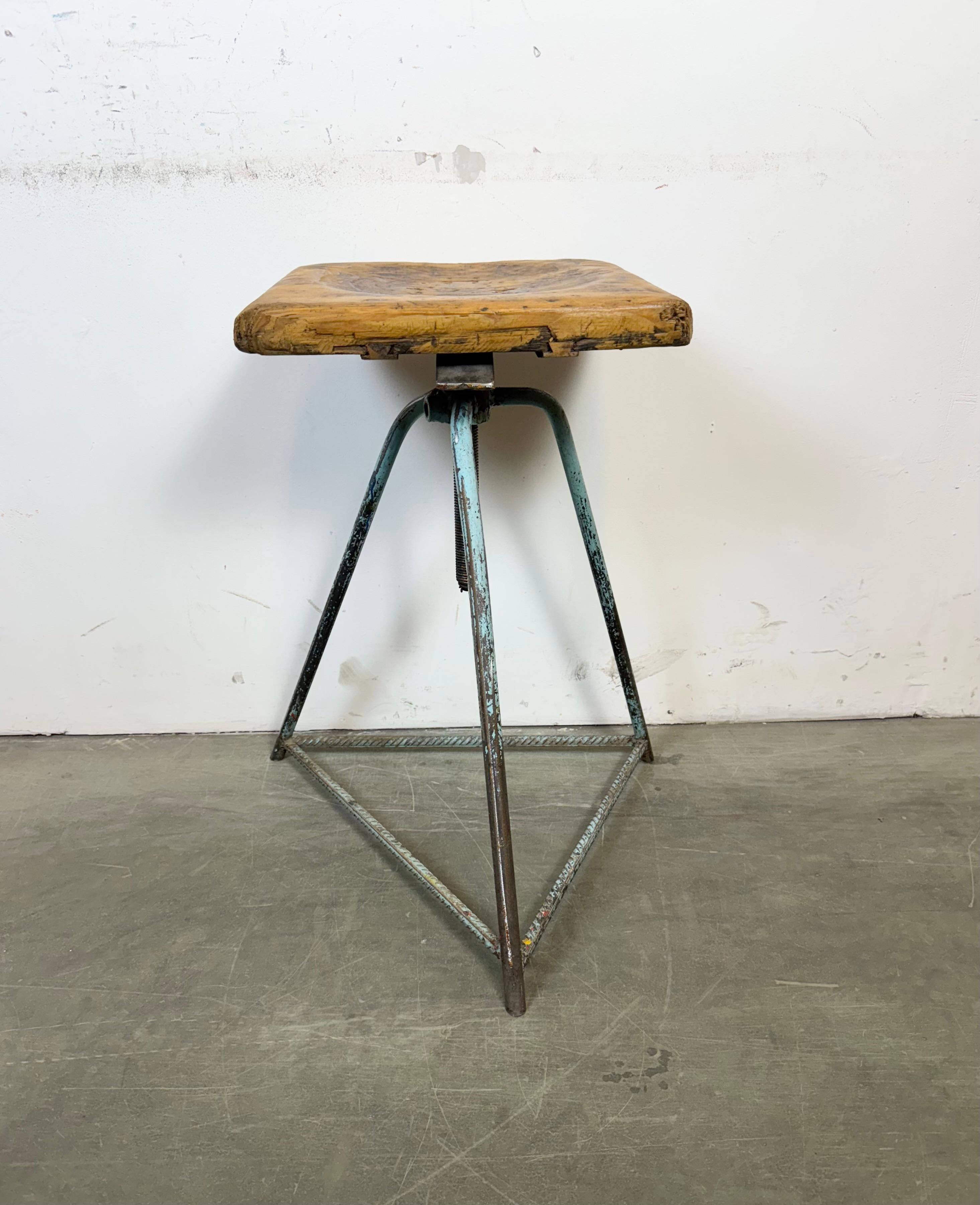 Sgabello industriale a tre gambe regolabile in altezza realizzato nell'ex Cecoslovacchia negli anni '60. Presenta una base in ferro blu e una seduta in legno.
Misure: Altezza minima e massima della seduta: 63 cm - 80 cm.
Peso: 11 kg.