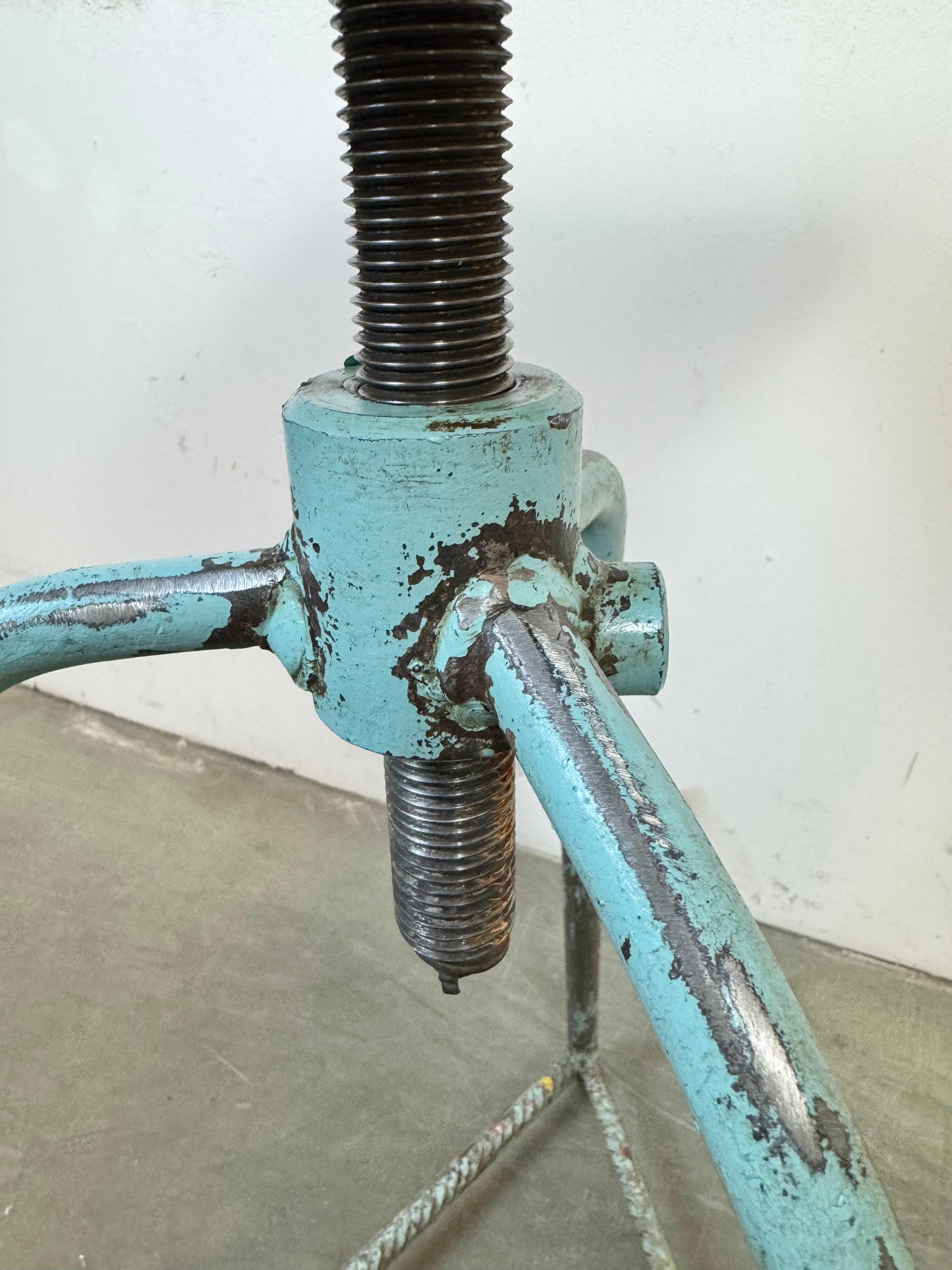 Sgabello girevole da officina industriale, anni '60 in vendita 13