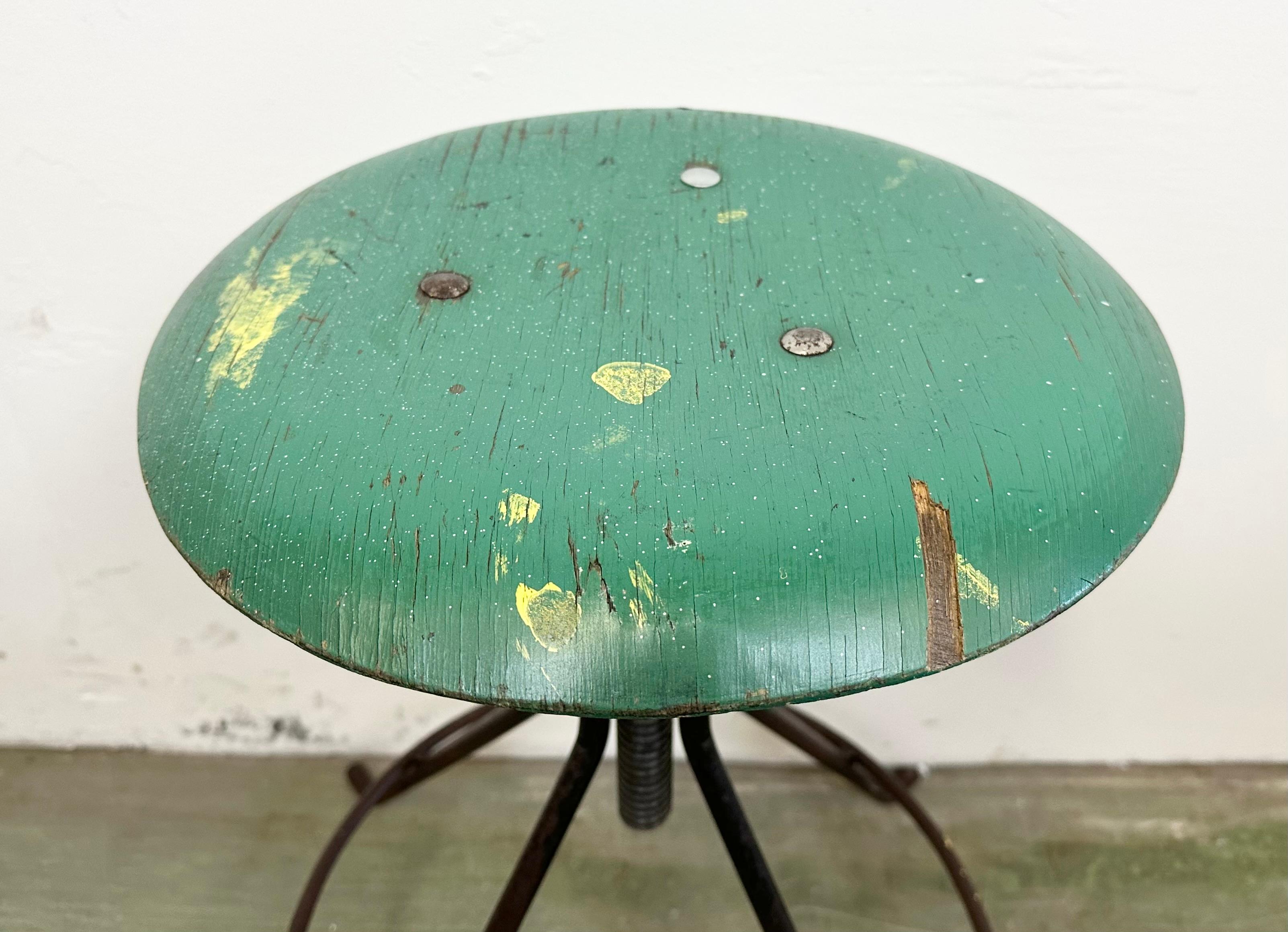 Sgabello girevole da officina industriale, anni '60 in vendita 1