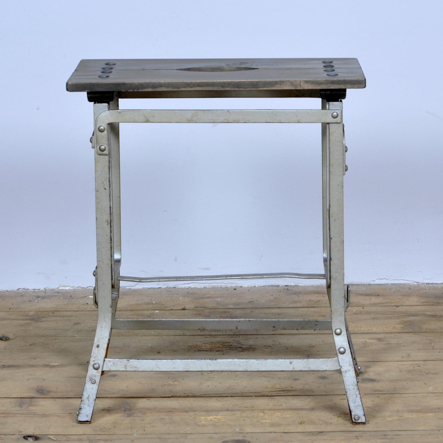 Work stool in the style of the New Objectivity / Industrial / Bauhaus.
Riveted and curved steel strips and corner line, aluminum painted with wooden seat.
Adjustable in height with a locking strip.
Nice and business design. In good original and
