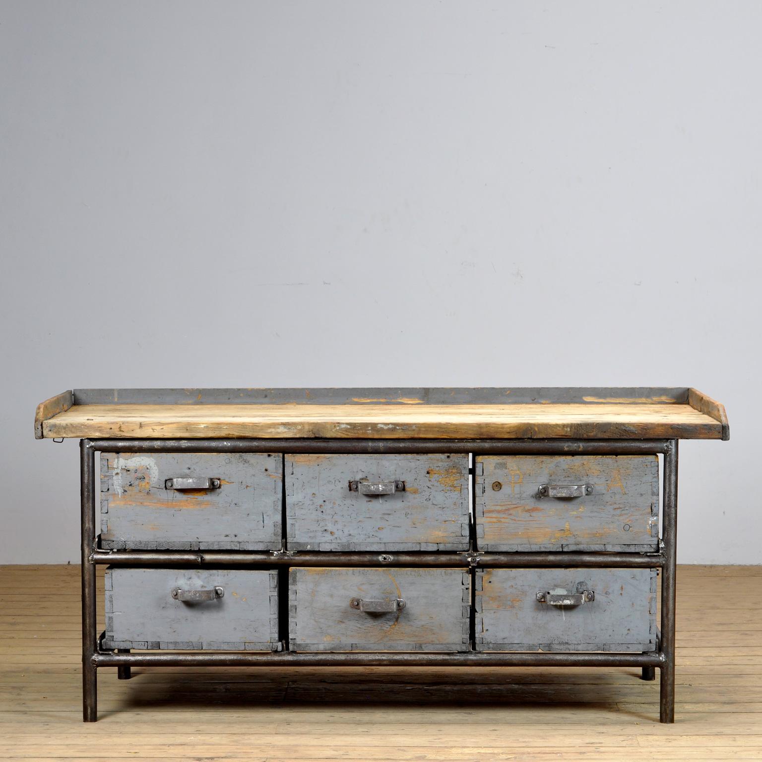 Nice large industrial workbench. The workbench is made of iron with 6 drawers of wood. In the 6 drawers, made of solid pine with dovetail connections, a wealth of storage space. Can be used, for example, as a sideboard or as a kitchen island or