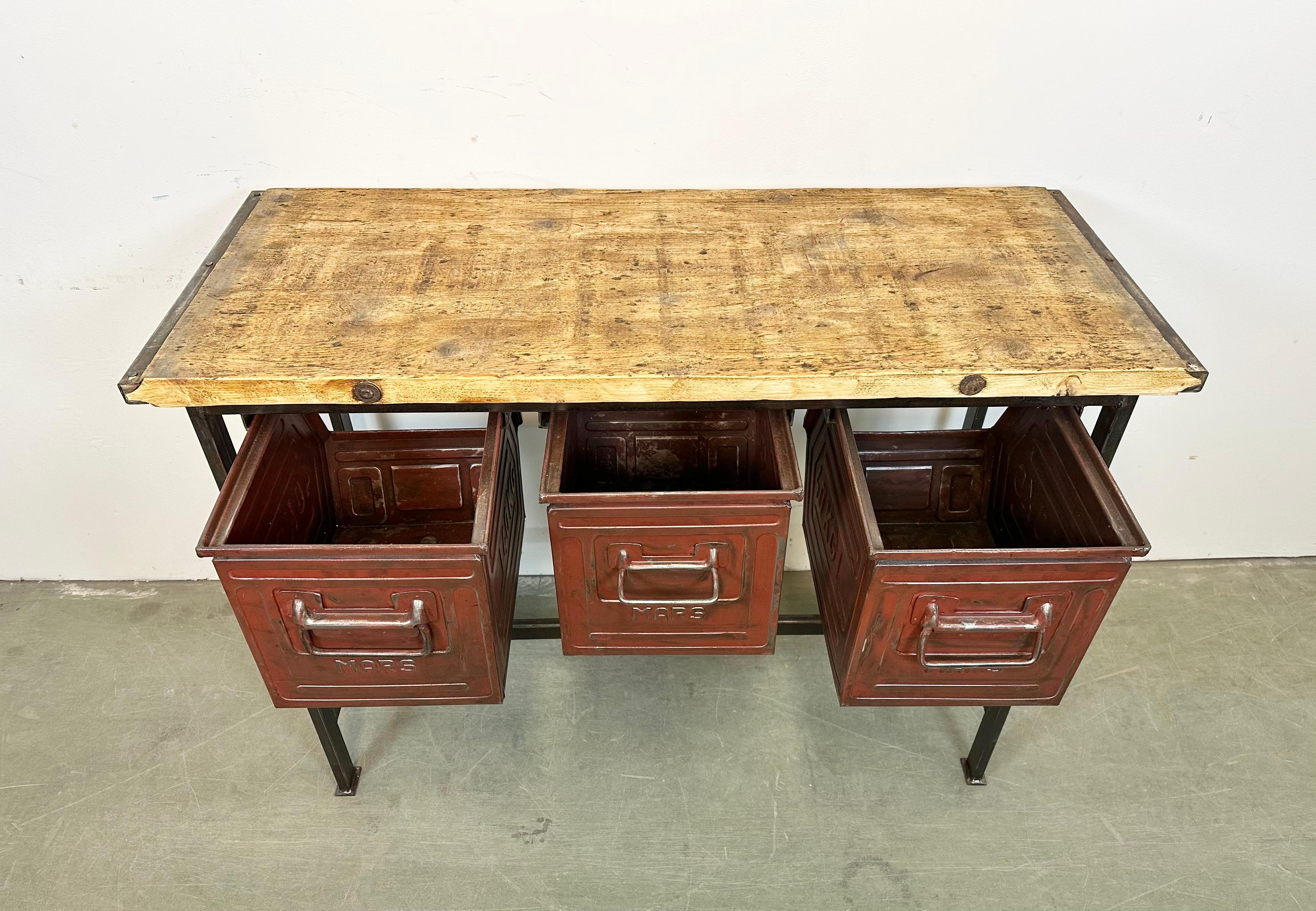 Table de travail industrielle avec trois tiroirs en fer, années 1960 en vente 4