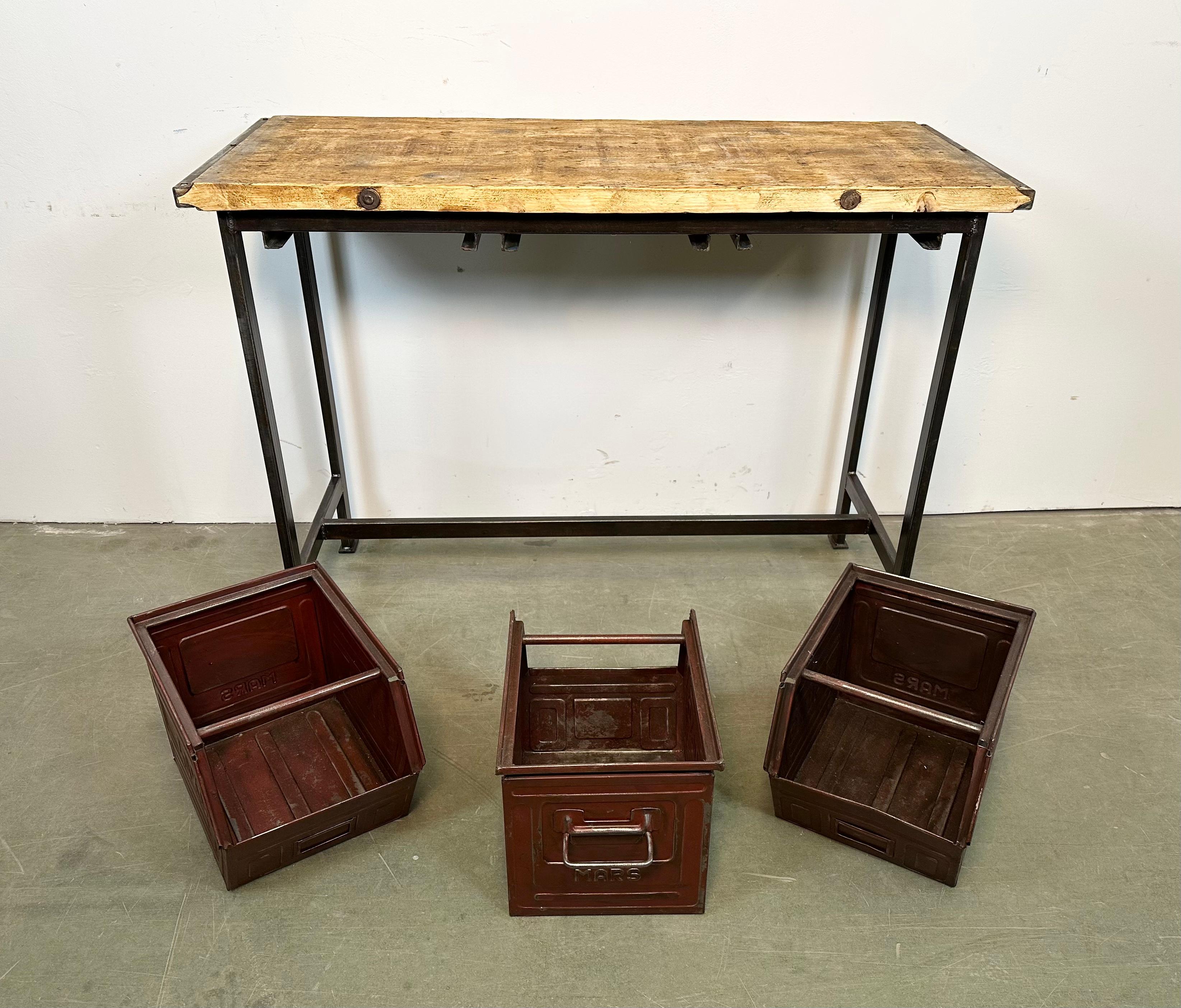 Table de travail industrielle avec trois tiroirs en fer, années 1960 en vente 9